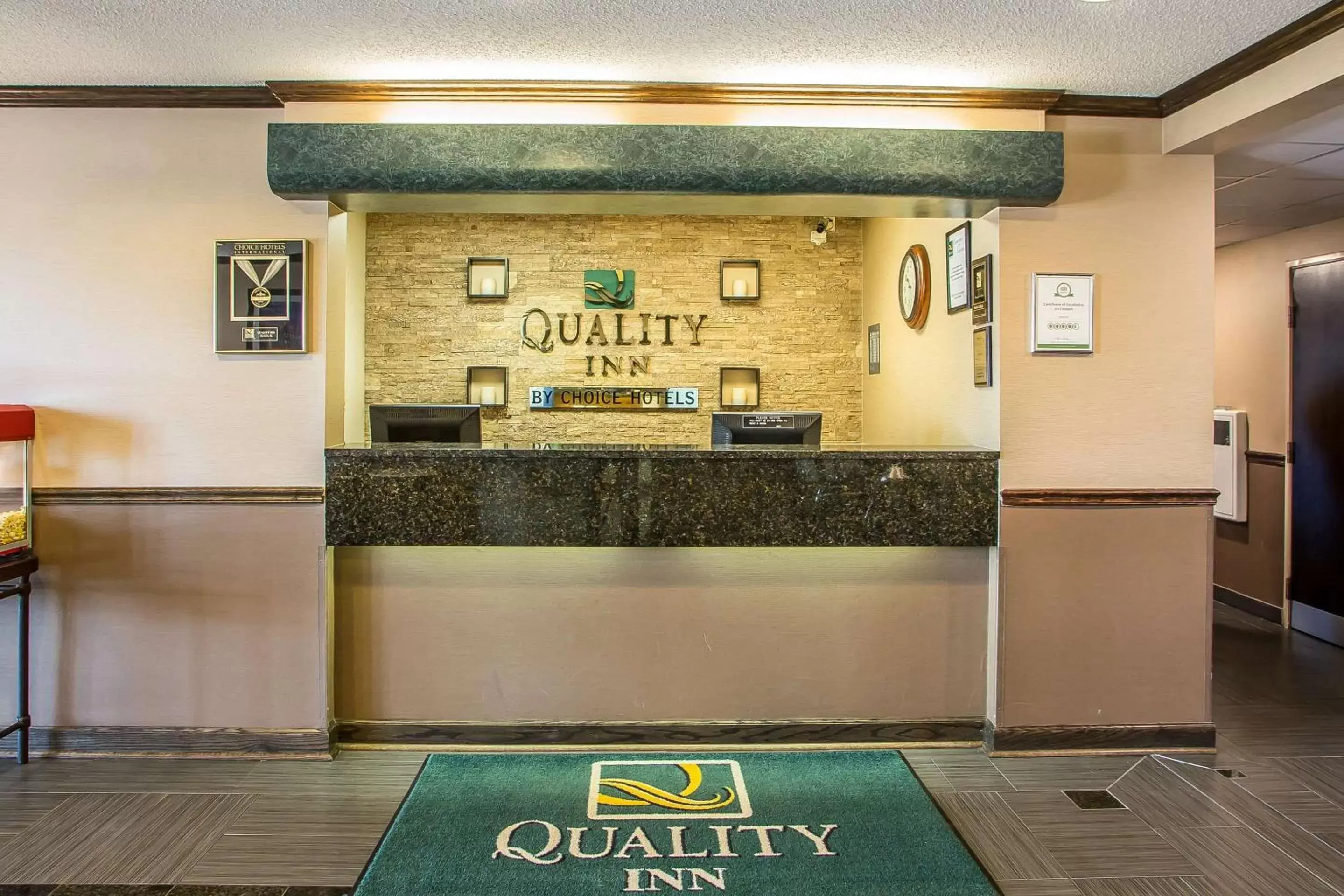 Lobby or reception in Quality Inn Elgin I-90
