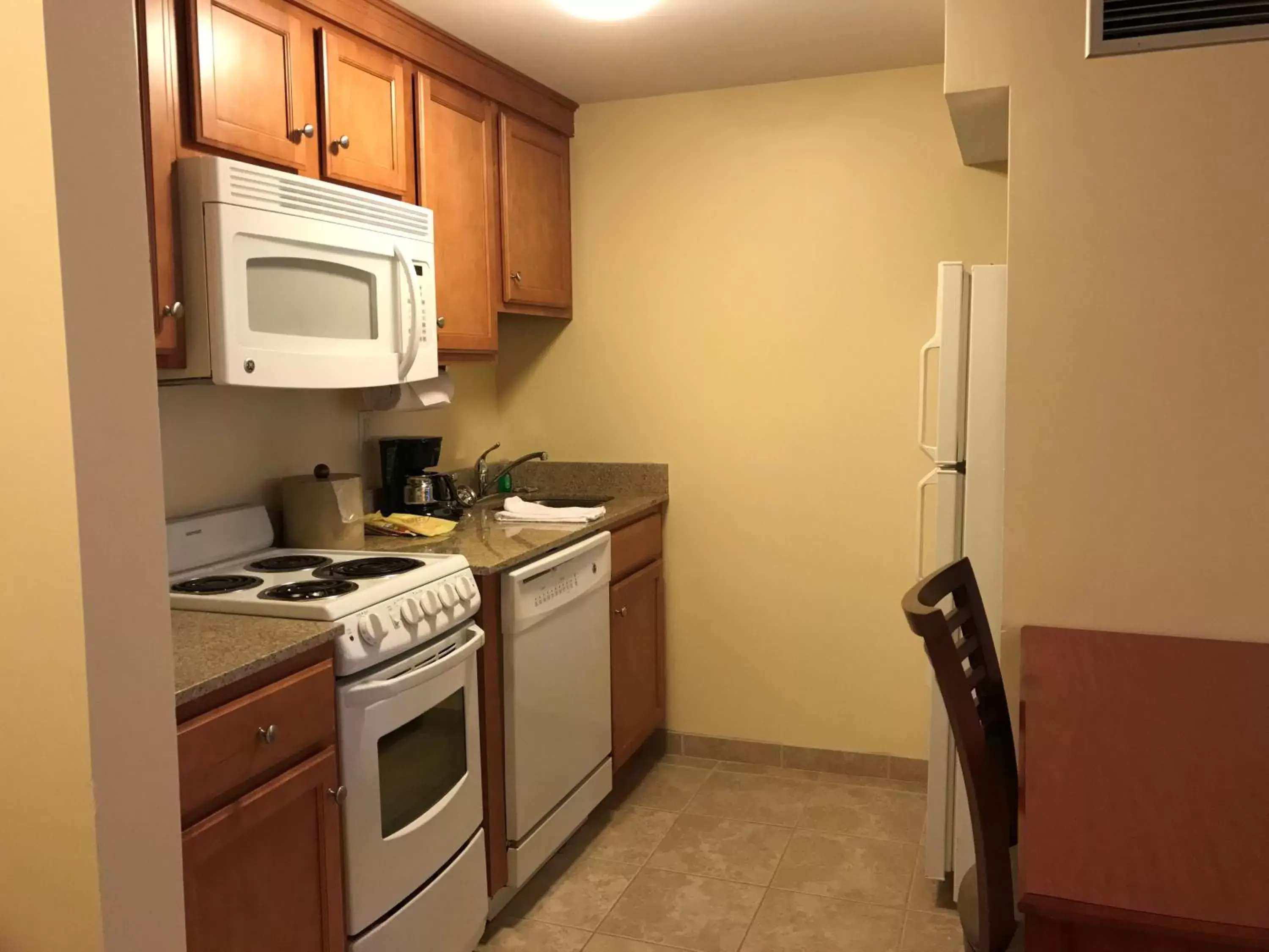 Kitchen or kitchenette, Kitchen/Kitchenette in White River Inn & Suites