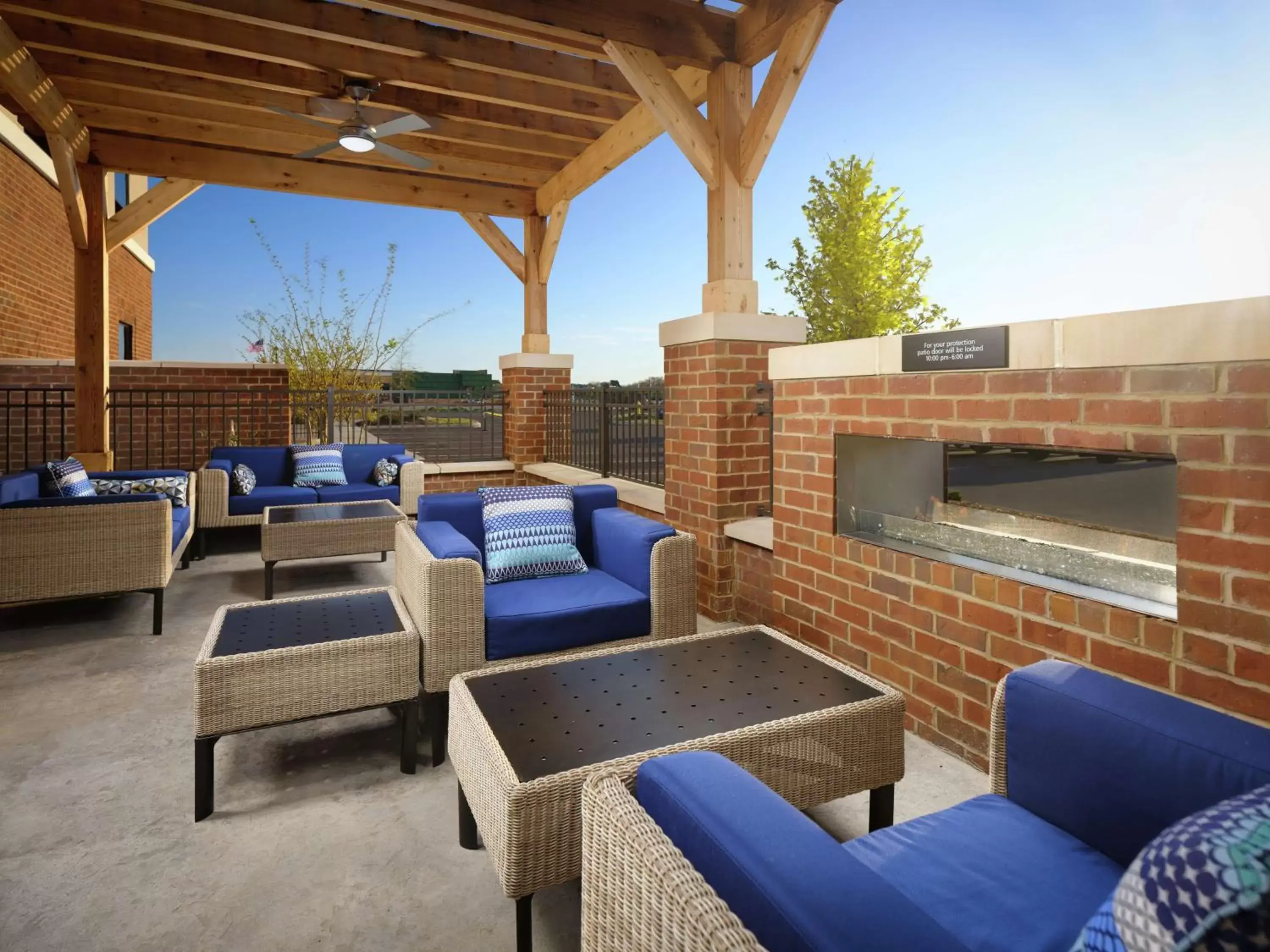 Patio, BBQ Facilities in Hampton Inn Chattanooga East Ridge