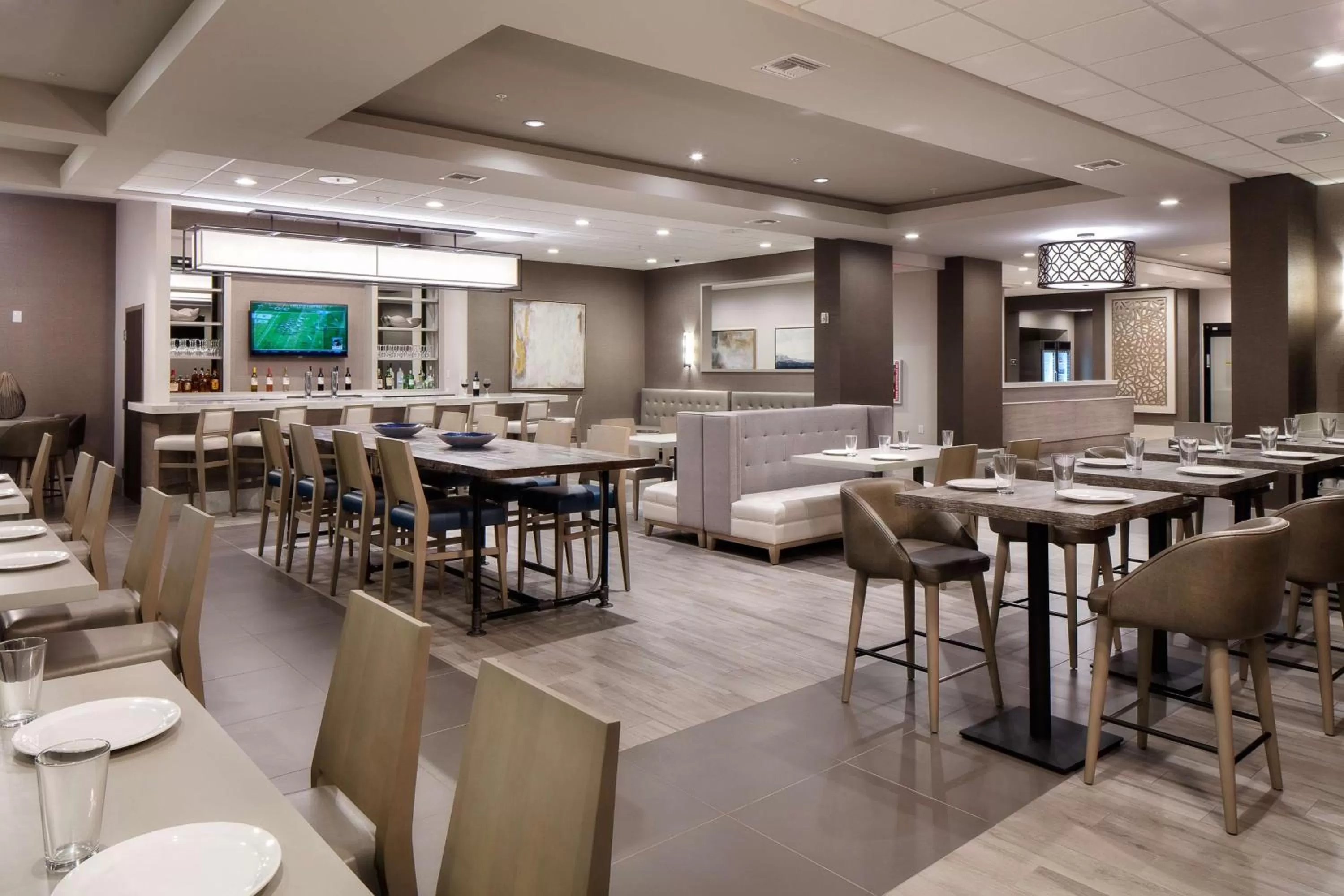 Restaurant/Places to Eat in Best Western Premier Energy Corridor