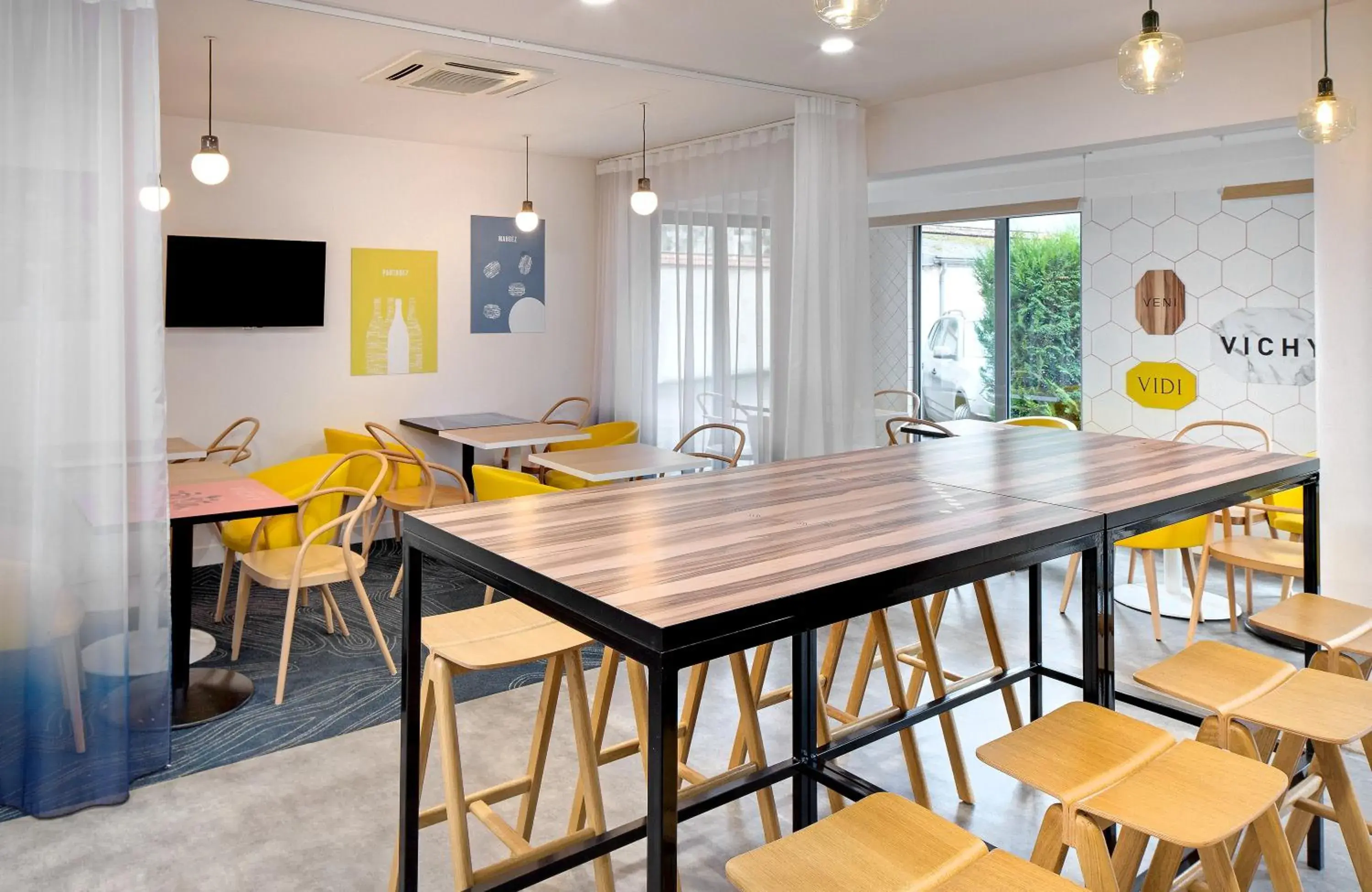 Dining area in ibis Styles Vichy Centre