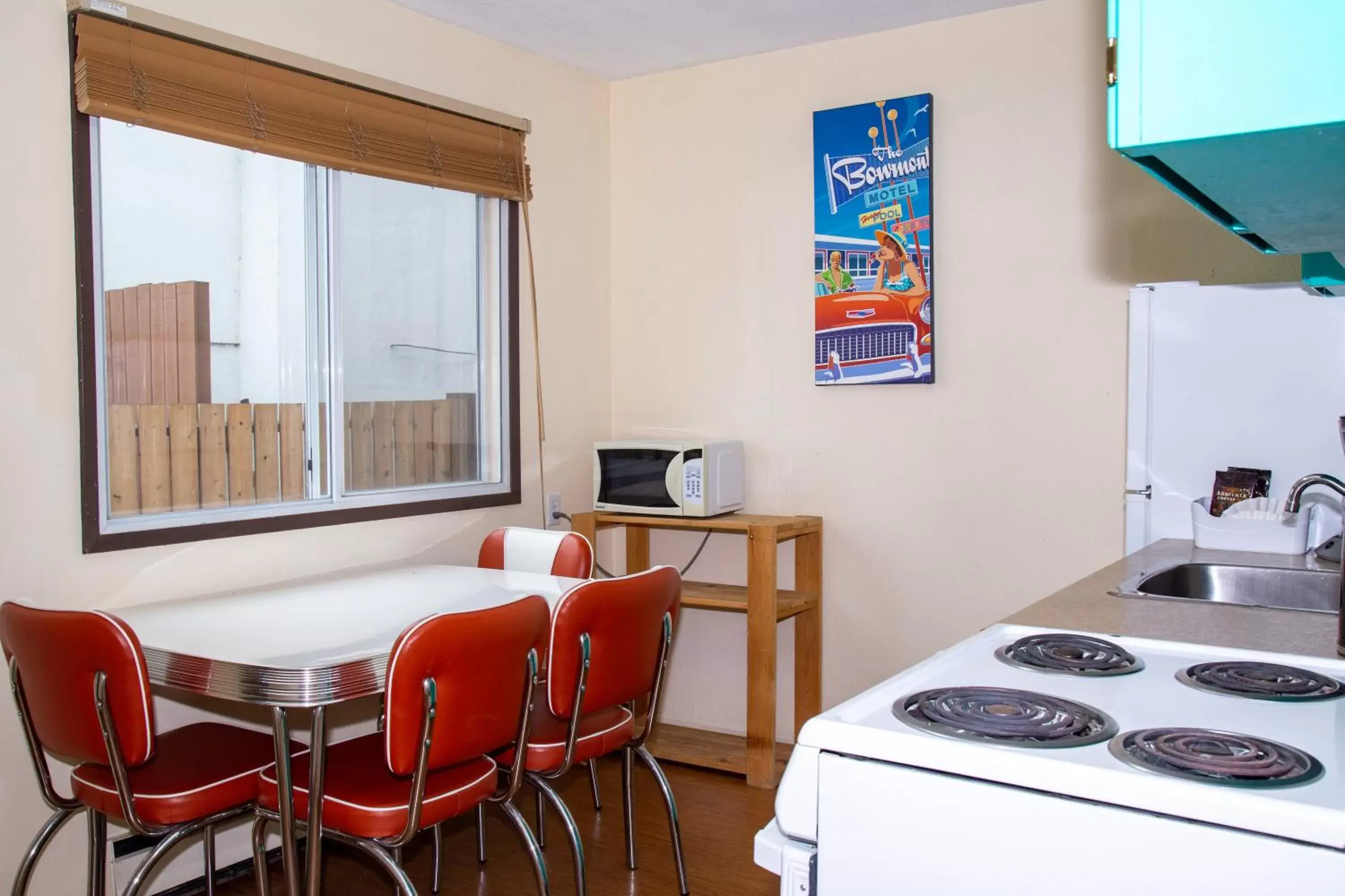 kitchen, Dining Area in Bowmont Motel