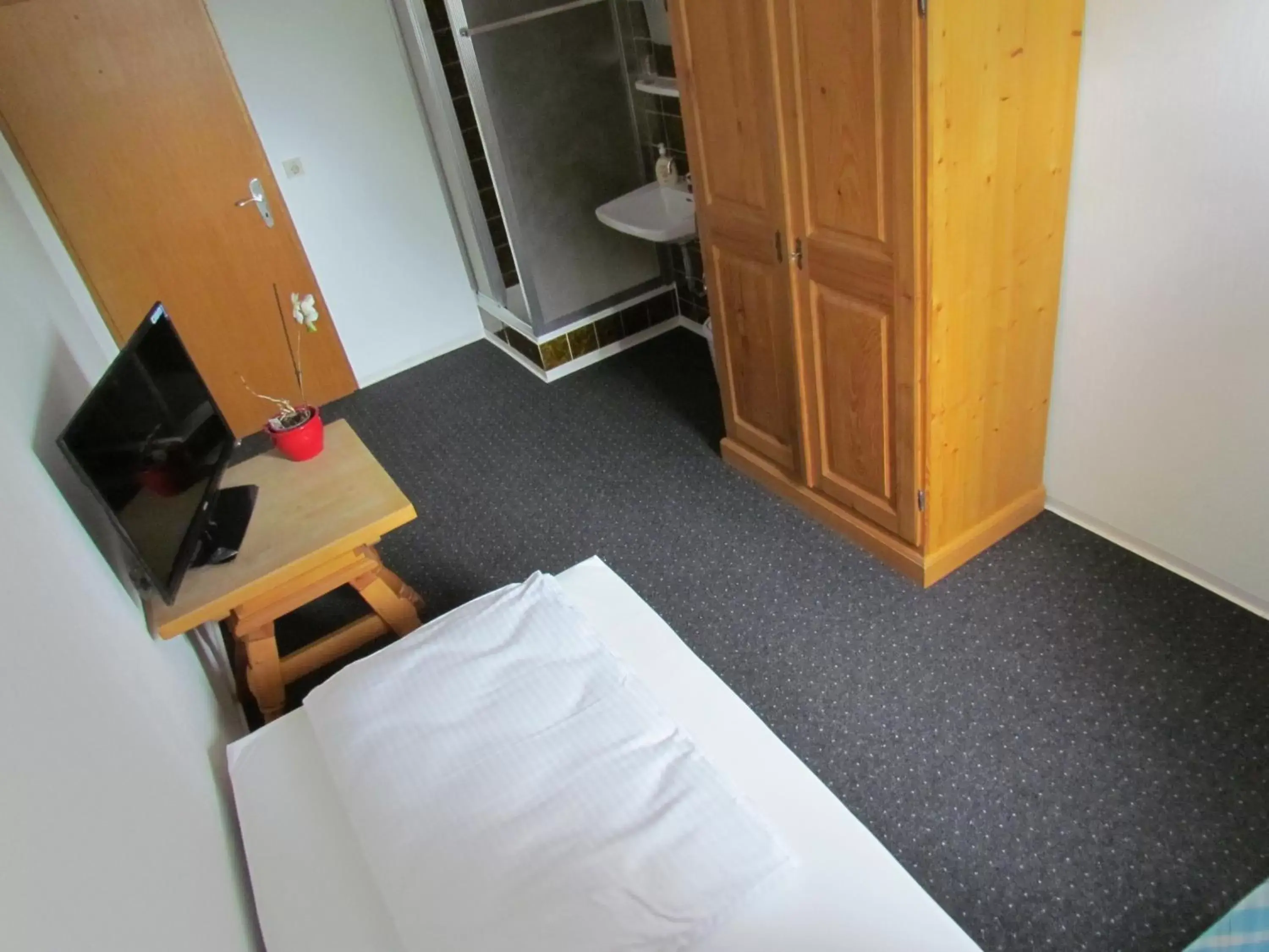 Single Room with Shared Toilet in Hotel Stadt Mainz Single Room with Shared Toilet in Hotel Stadt Mainz