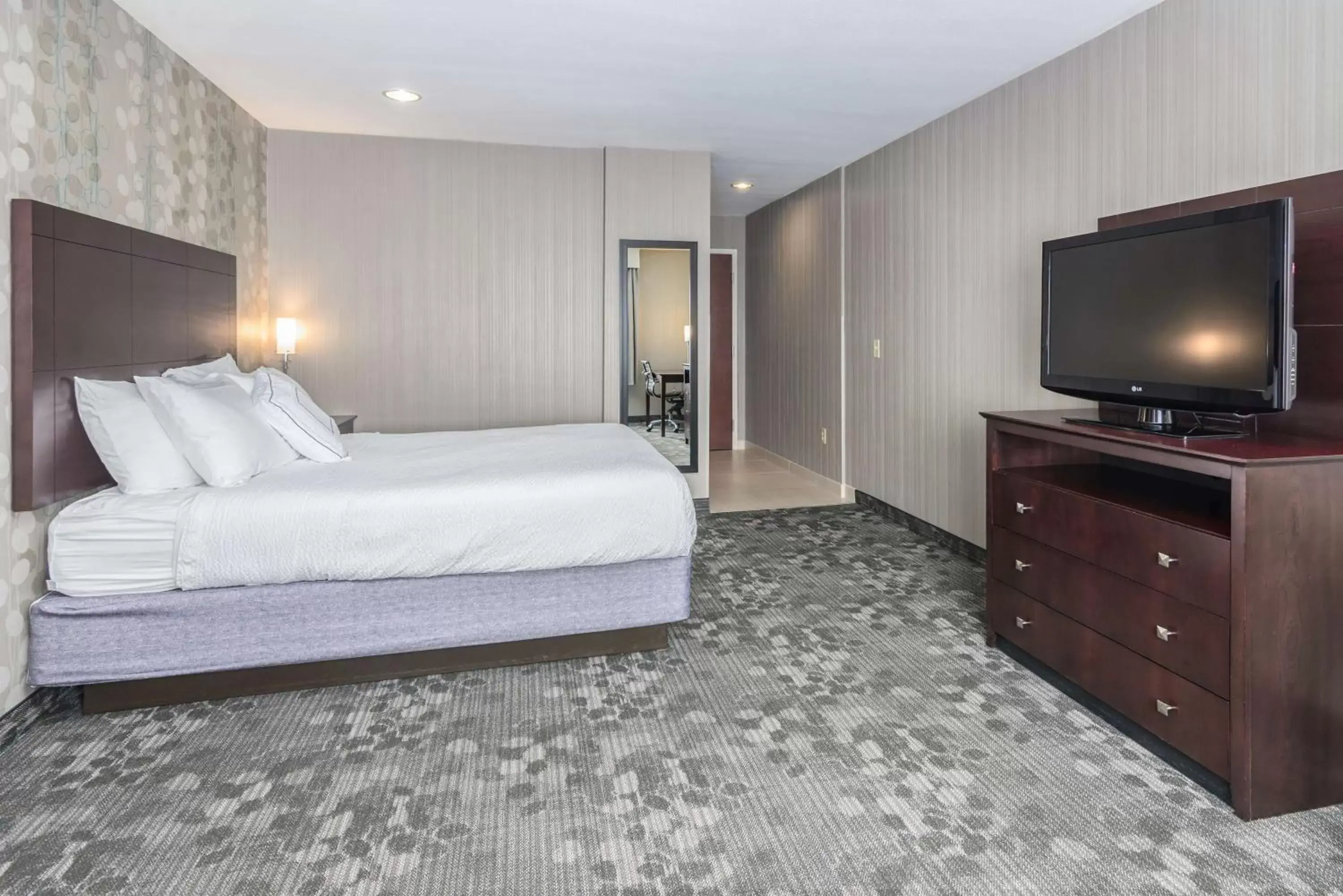 Photo of the whole room, Bed in Best Western Concord Inn and Suites