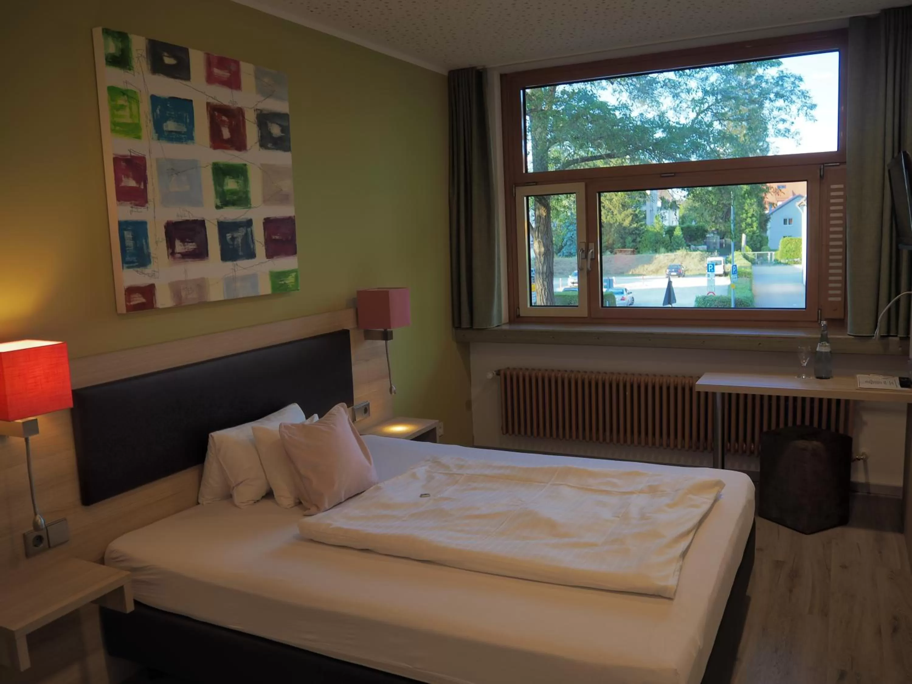 Photo of the whole room, Bed in Hotel „Zur Linde“