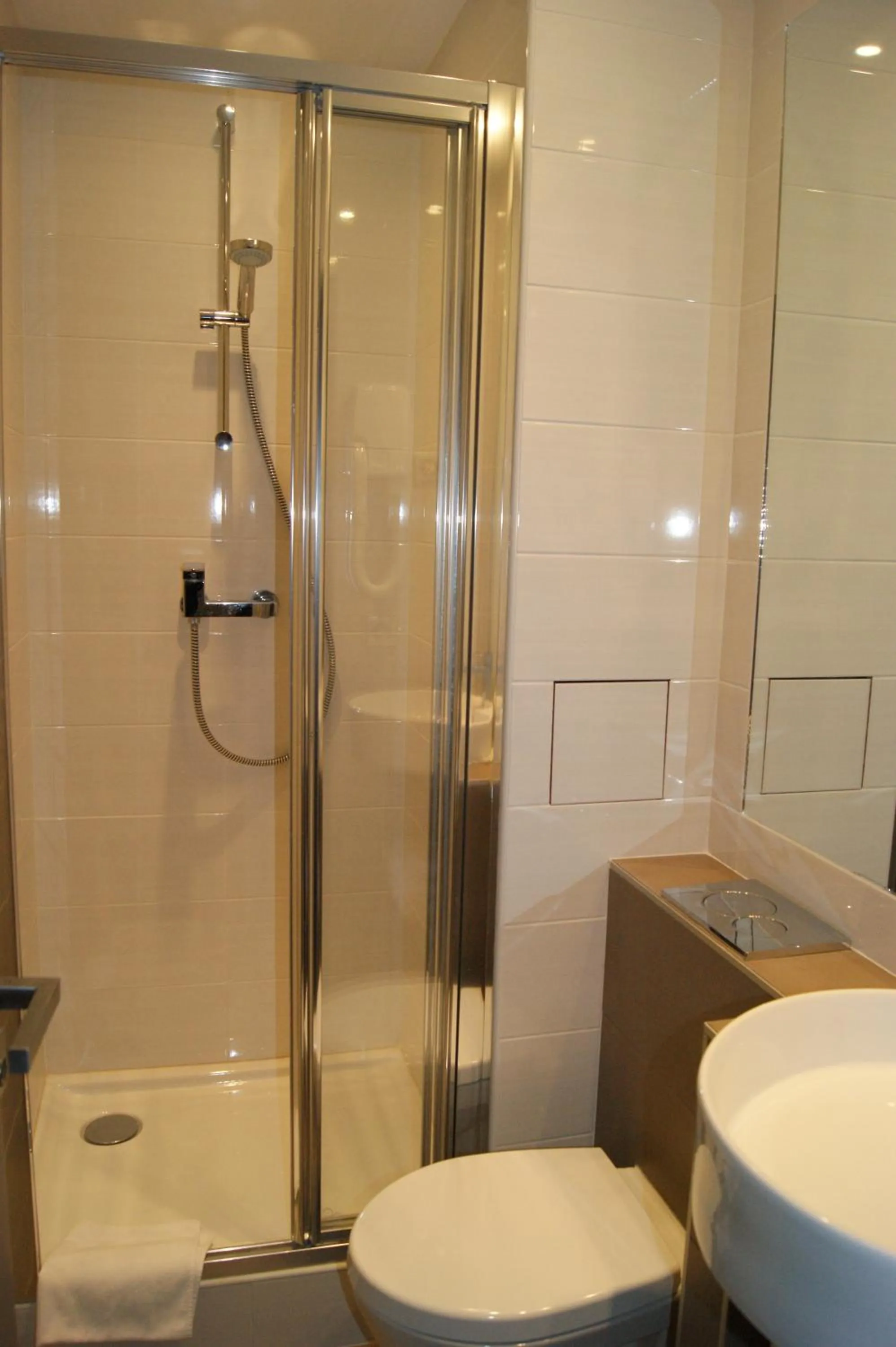 Shower in Hotel d'Amiens