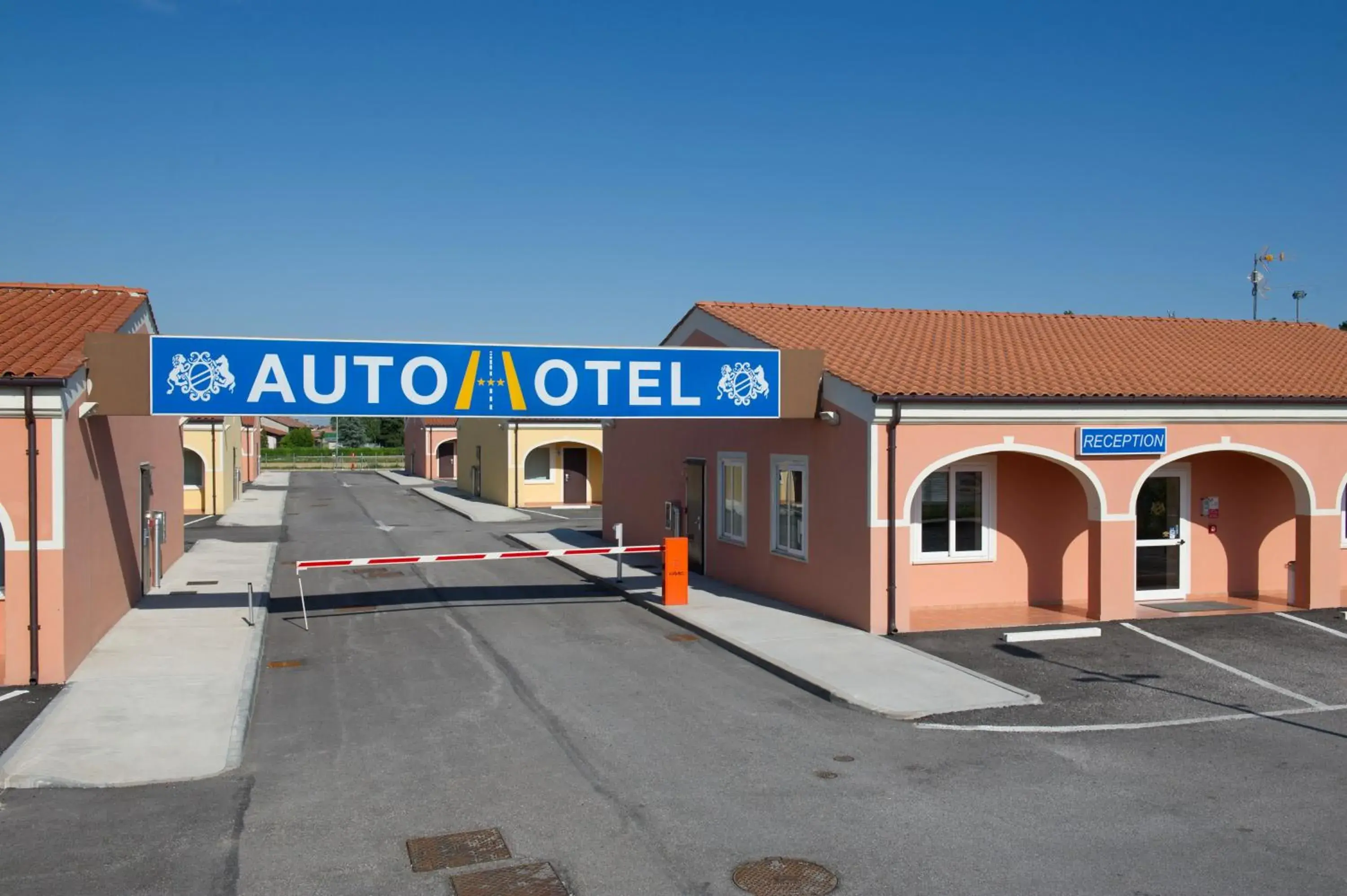 Facade/entrance, Property Building in Autohotel Venezia