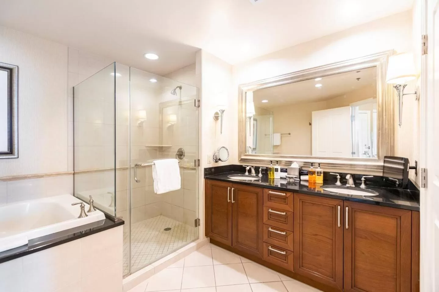 Apartment with Shower in MGM Signature Towers by FantasticStay