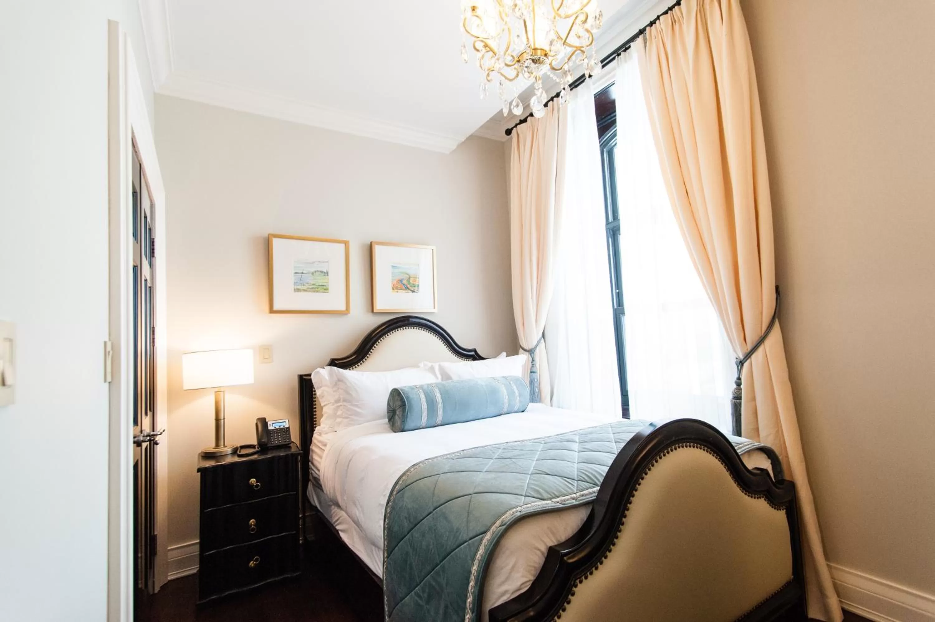 Bed in Sydney Boutique Inn & Suites