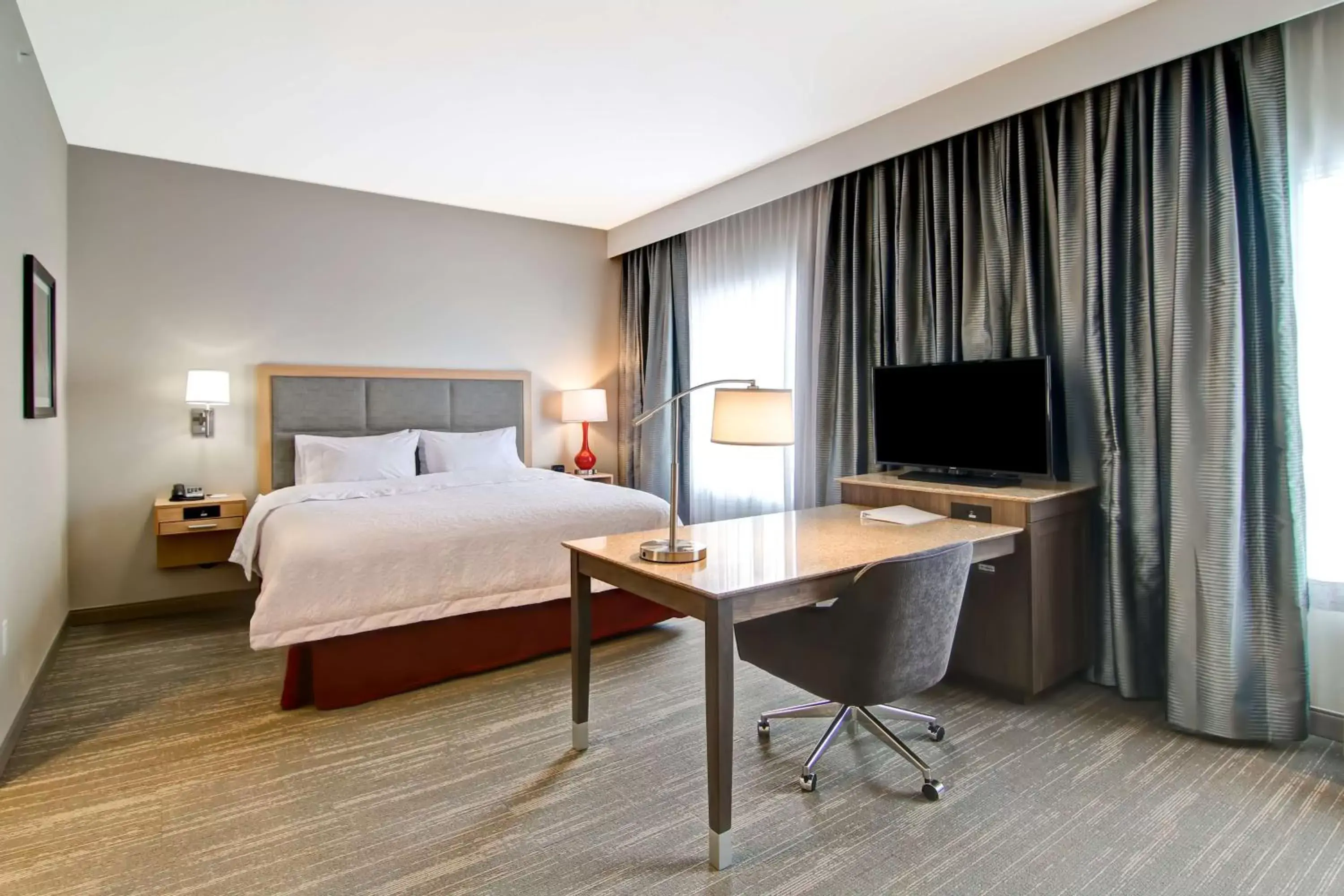 Bedroom, Bed in Hampton Inn & Suites by Hilton Grande Prairie