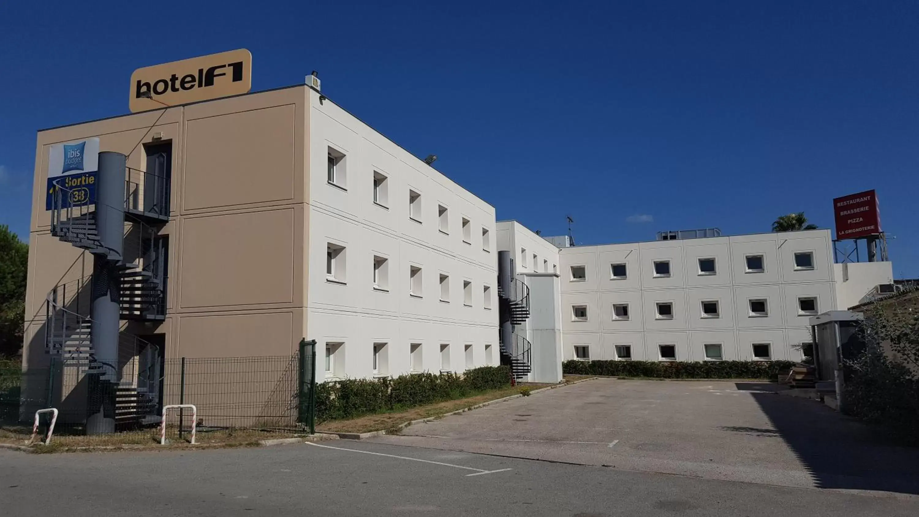 Property Building in hotelF1 Fréjus Roquebrune sur Argens