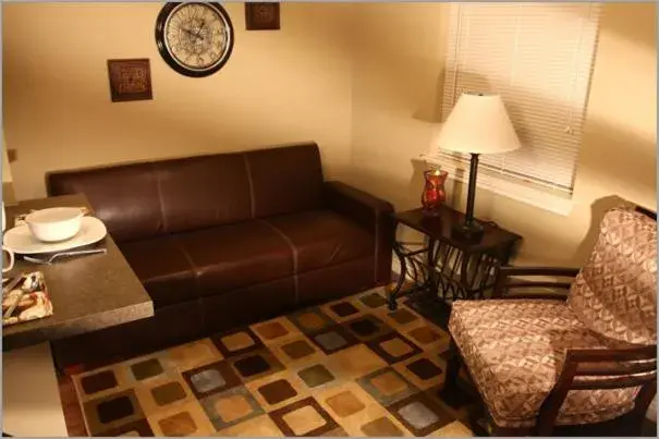 Living room, Seating Area in Eagle's Den Suites Cotulla a Travelodge by Wyndham