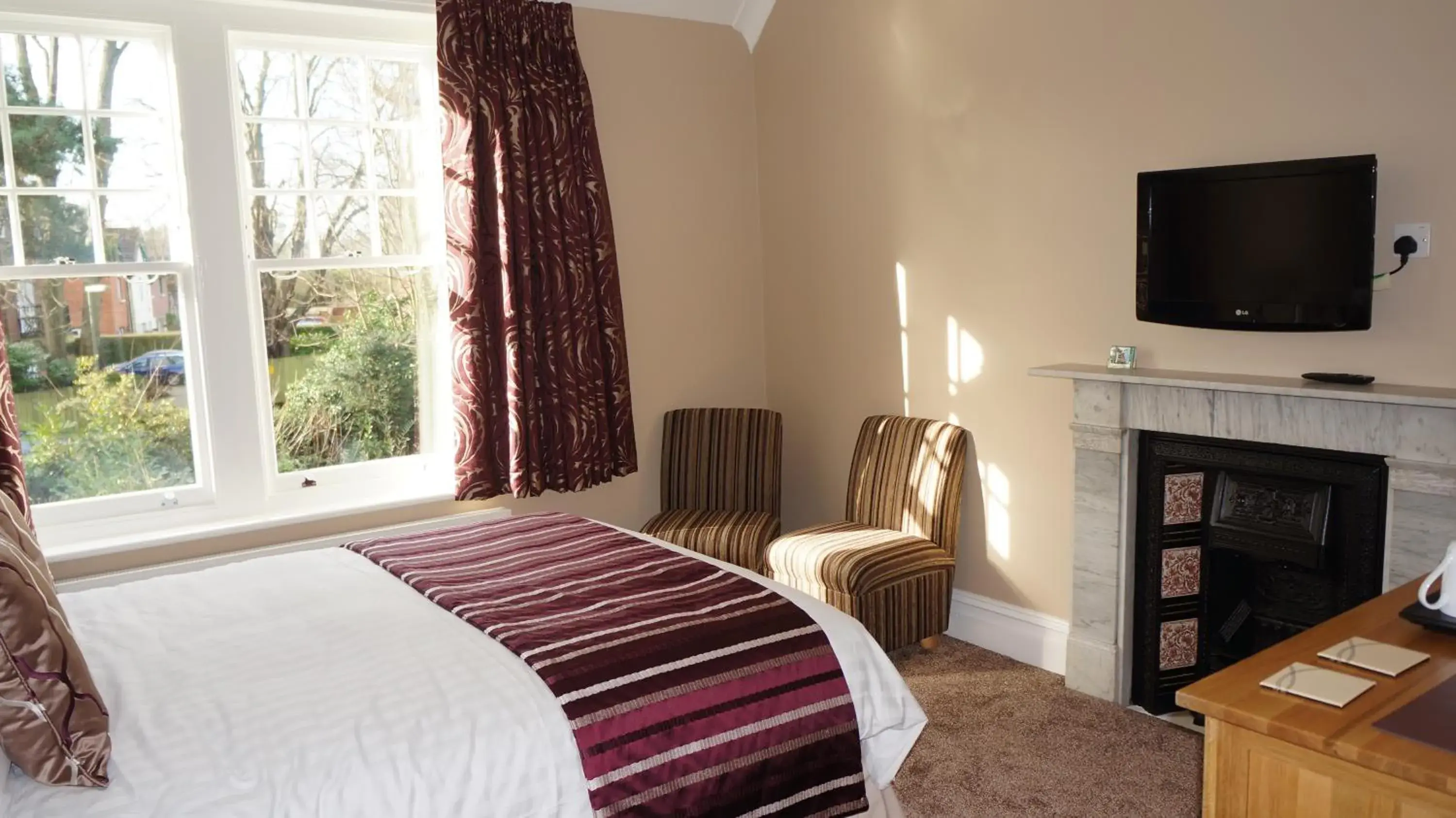 Bed, TV/Entertainment Center in The Lawn Guest House Gatwick