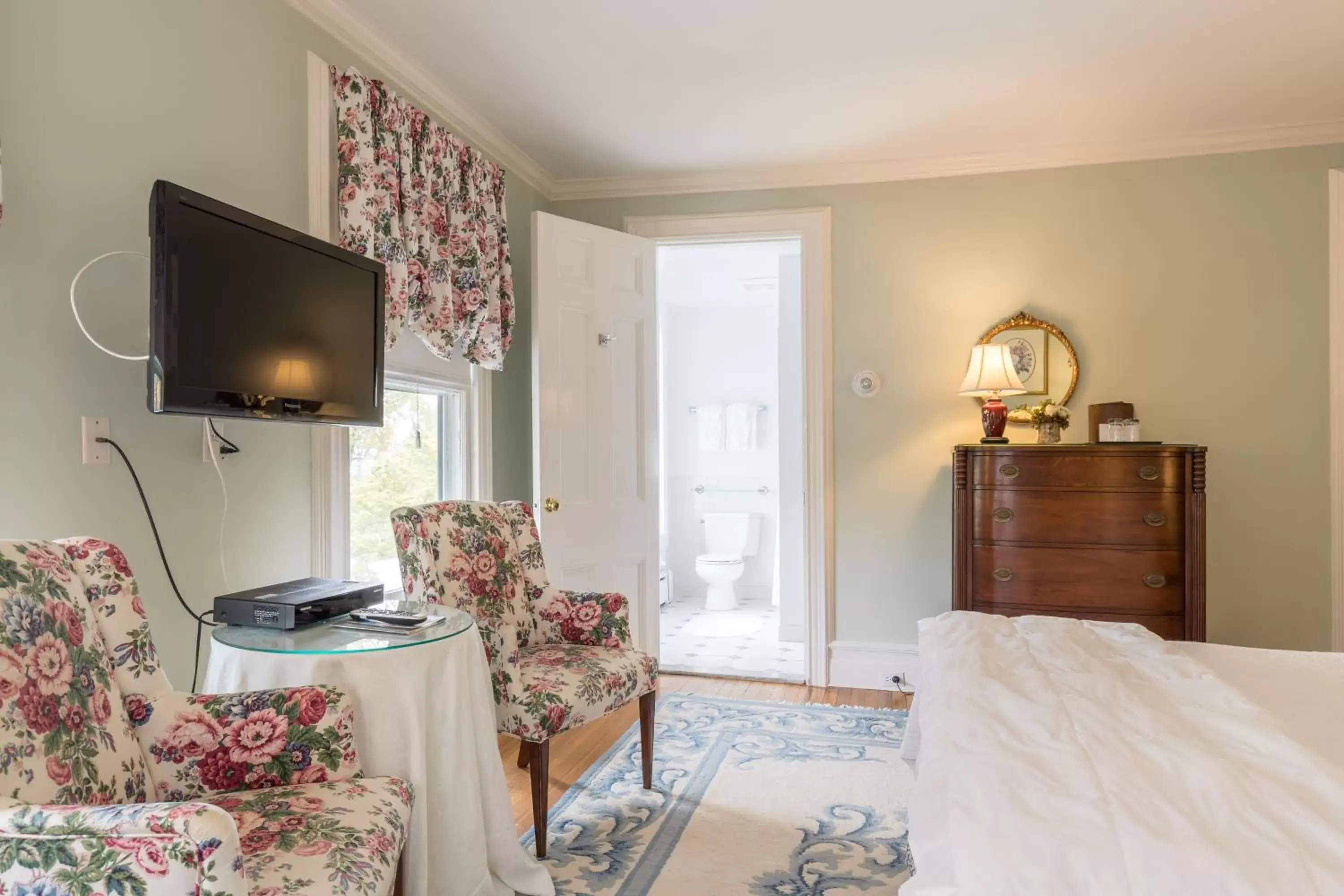 Bedroom, TV/Entertainment Center in Stanton House Inn