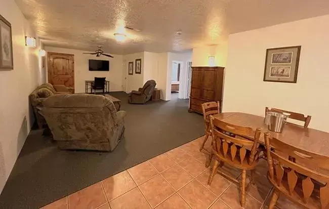 Living room, Dining Area in THE SNUGGLE INN