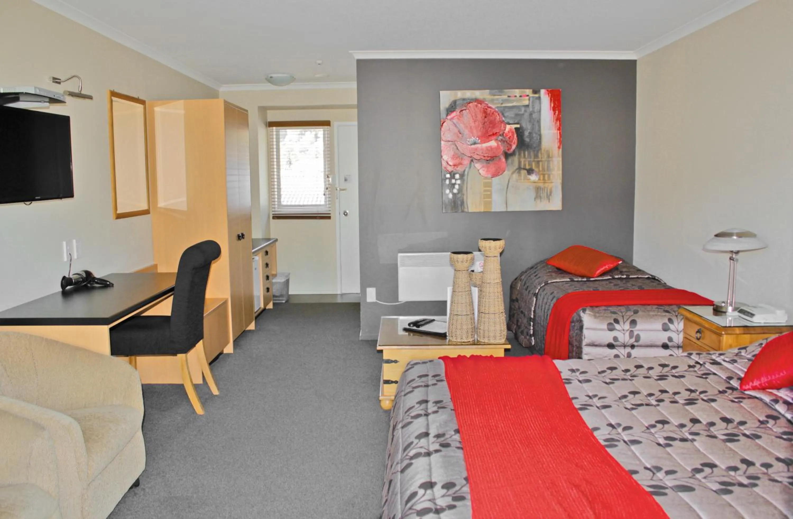 Photo of the whole room, Bed in Beachcomber Inn Picton