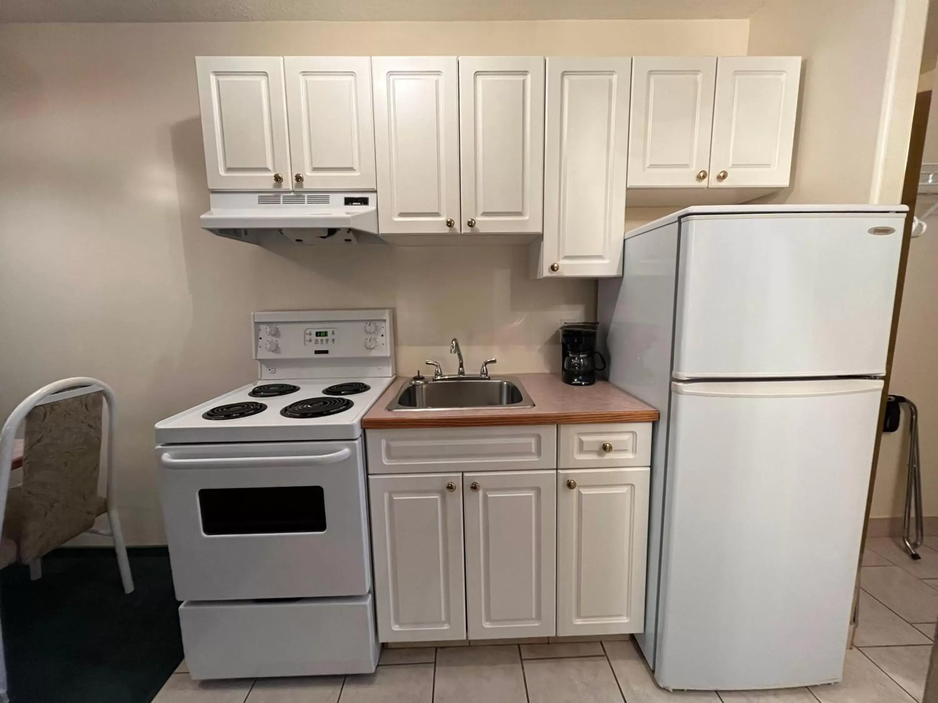 Kitchen or kitchenette, Kitchen/Kitchenette in Western Budget Motel #3 Whitecourt