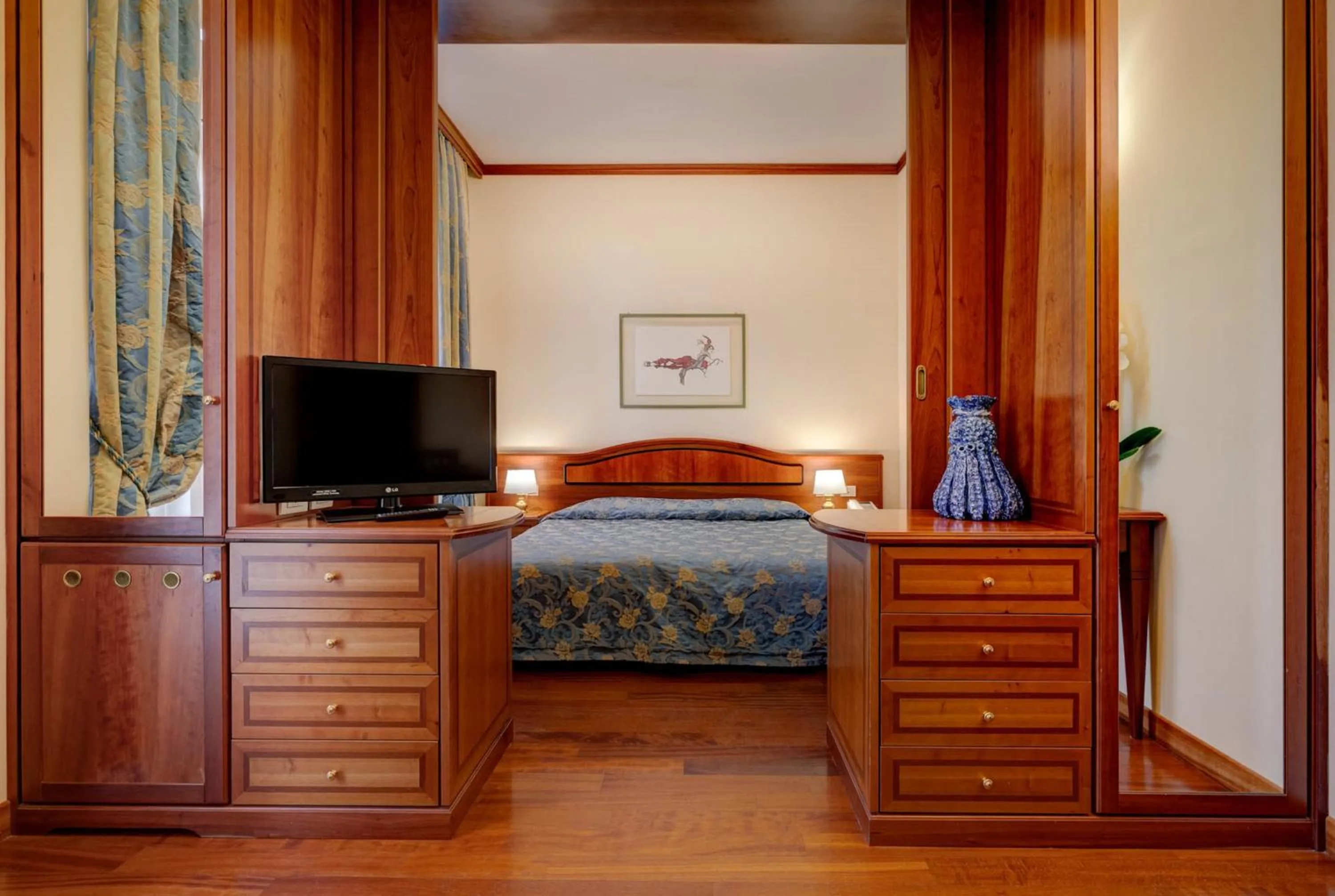 Photo of the whole room, Bed in Hotel Continental