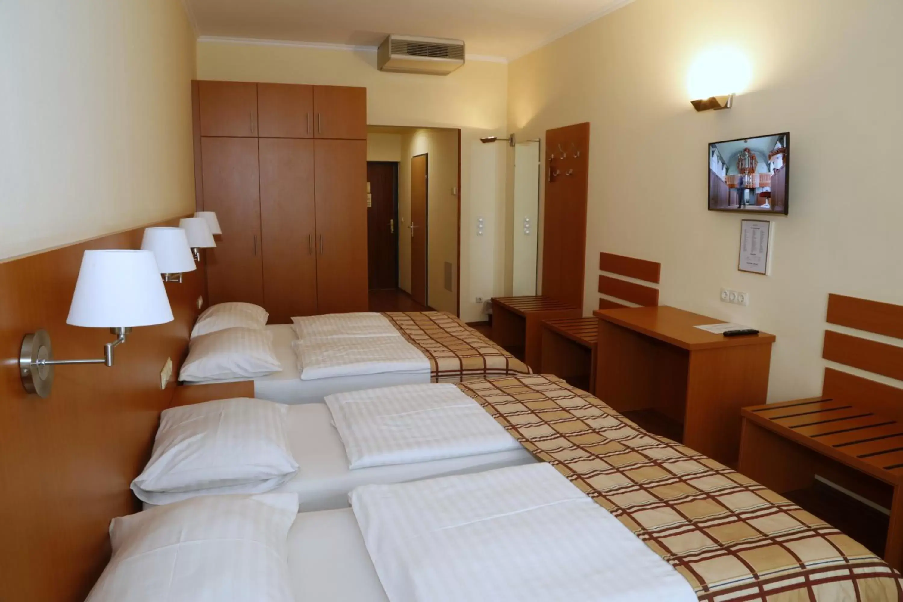 Photo of the whole room, Bed in Continental Hotel-Pension