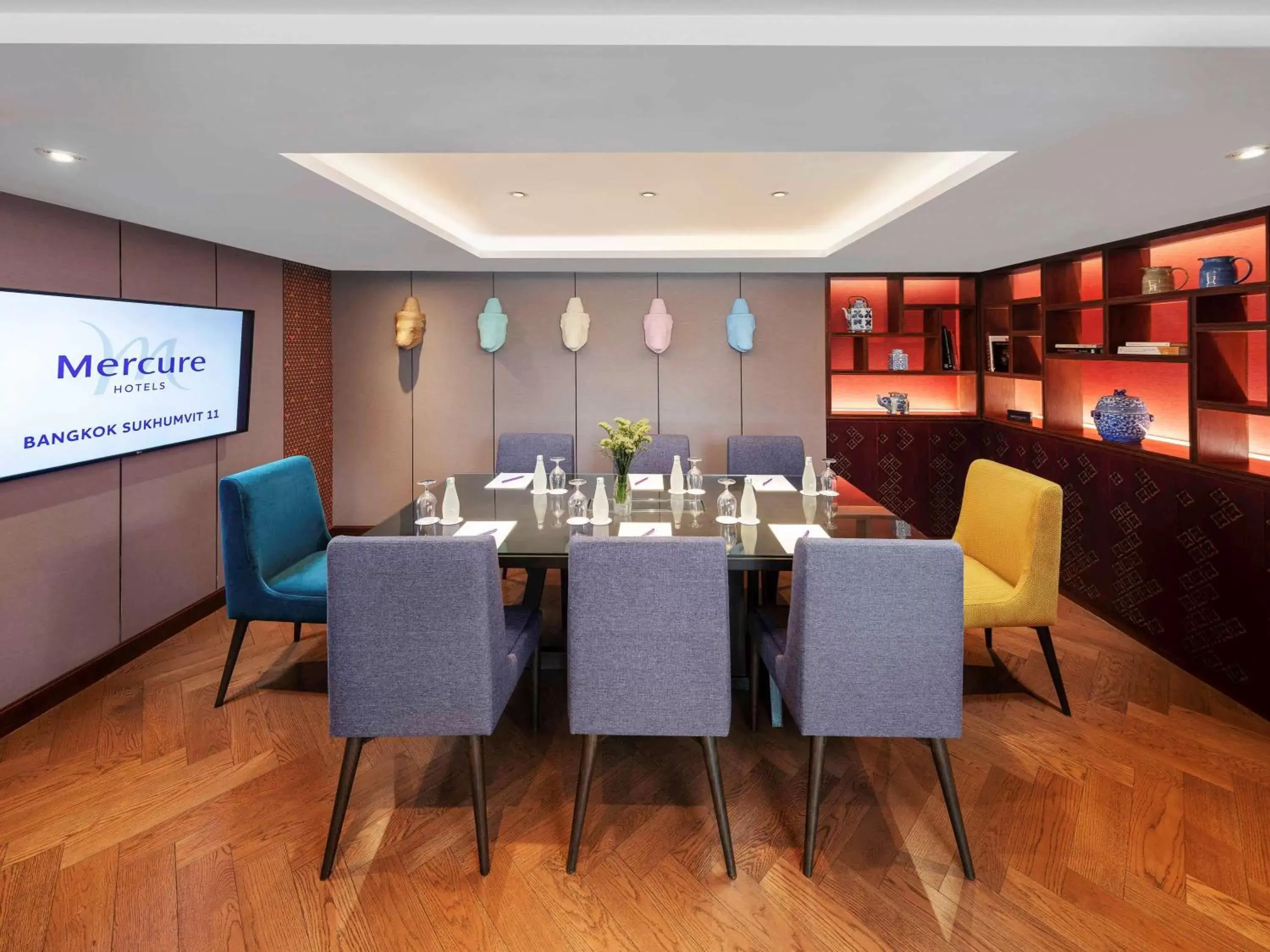 Meeting/conference room, Restaurant/Places to Eat in Mercure Bangkok Sukhumvit 11