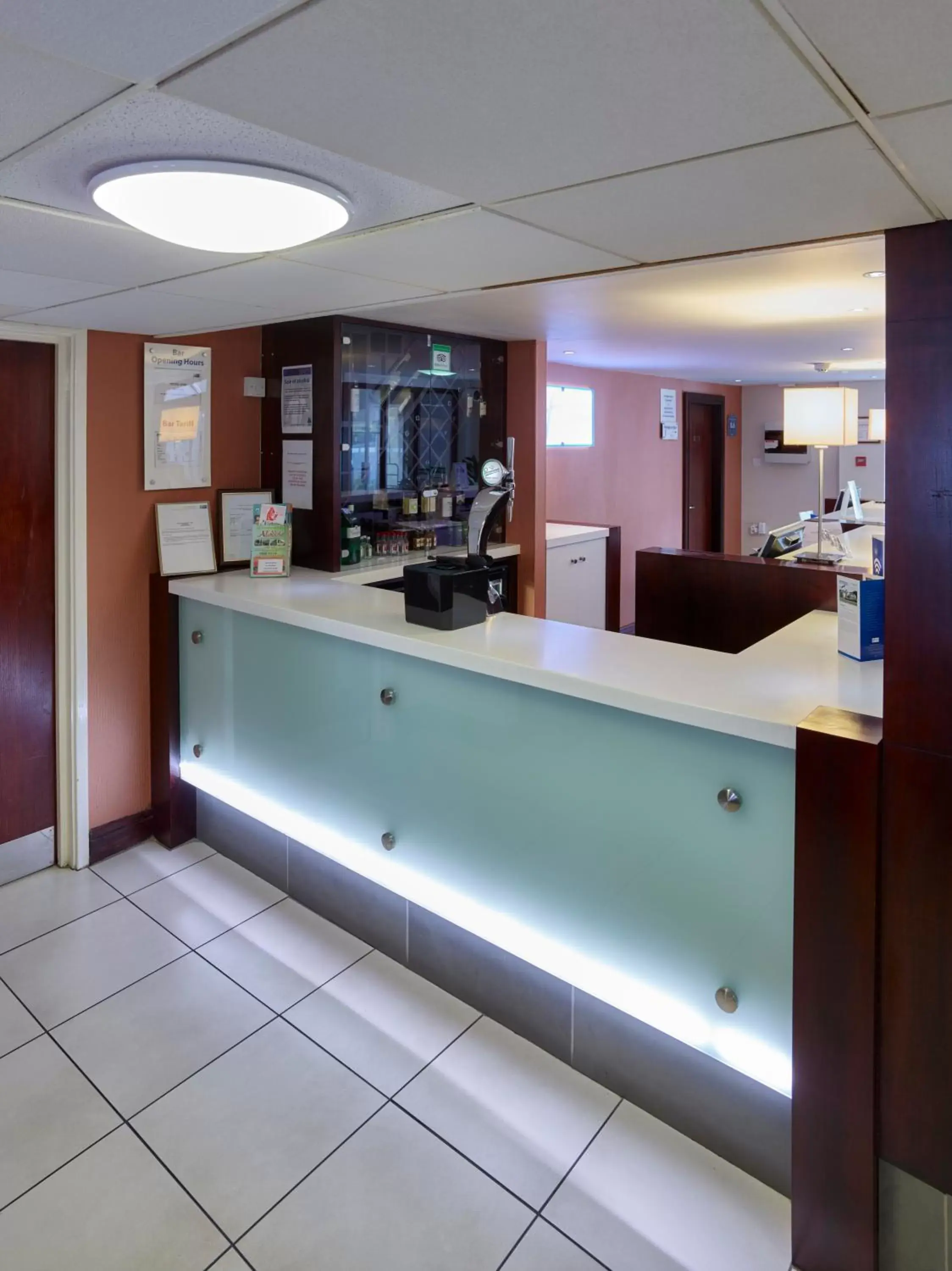 Lounge or bar, Lobby/Reception in Holiday Inn Express Glenrothes, an IHG Hotel