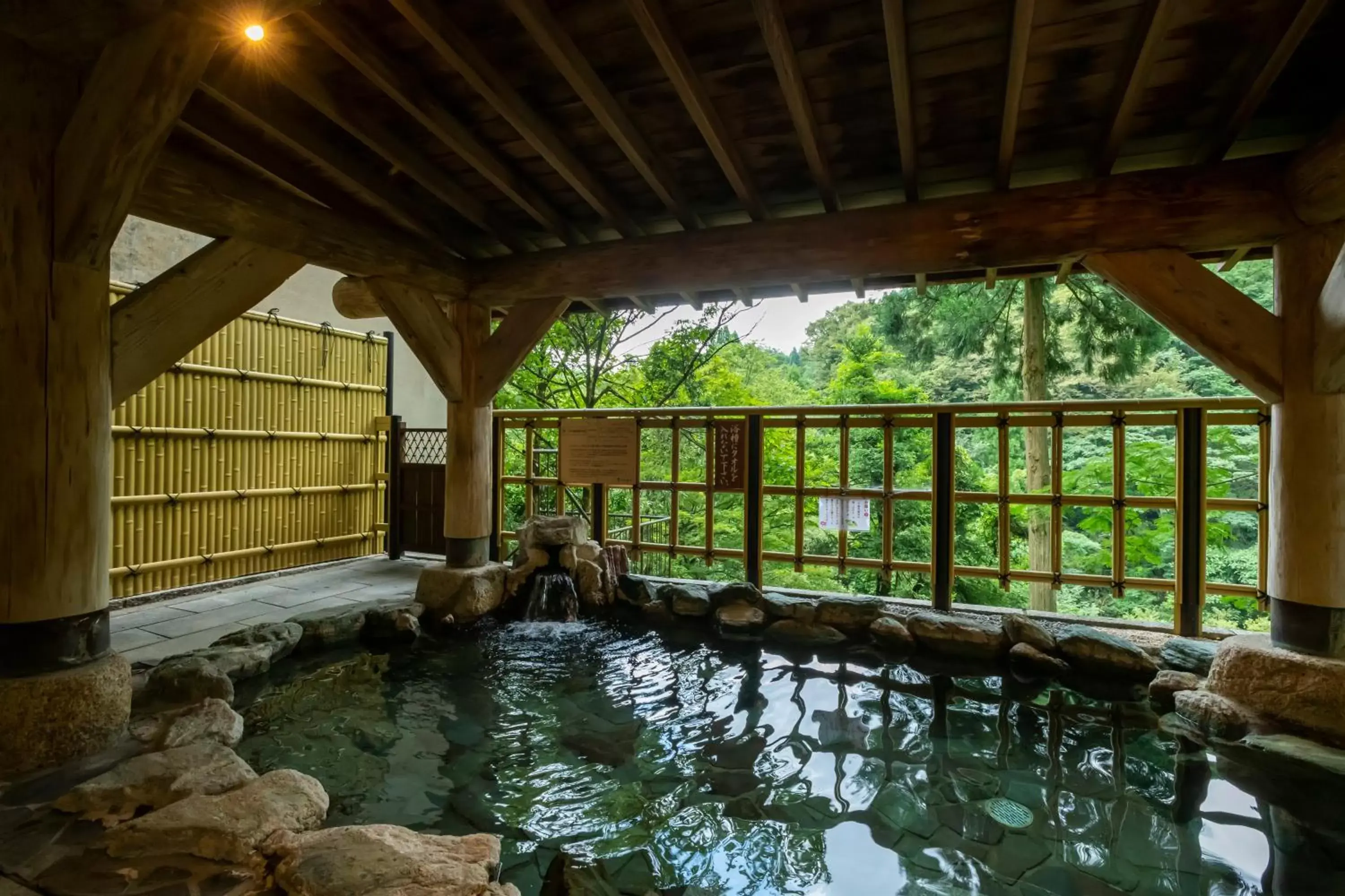 Hot Spring Bath in Yamanaka Onsen Hanatsubaki                                                 