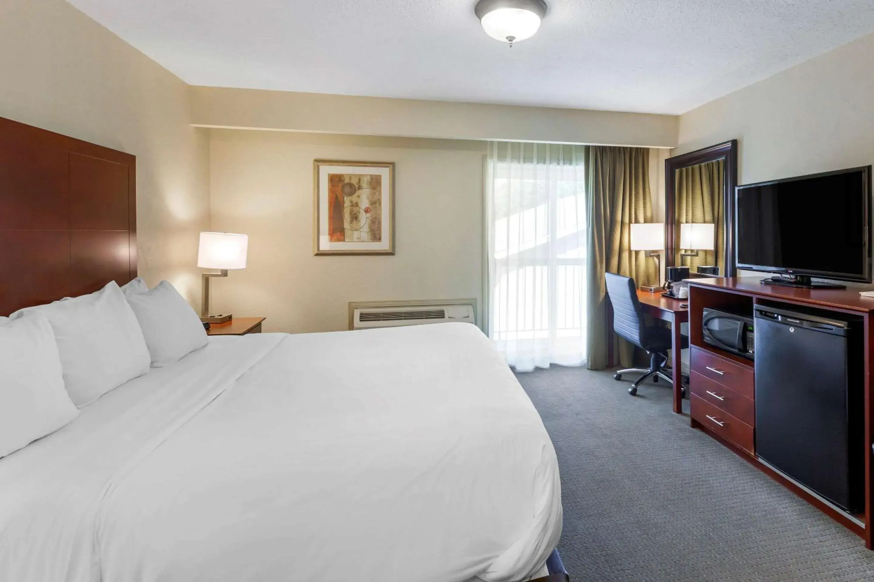 Photo of the whole room, Bed in Comfort Inn & Suites Thousand Islands Harbour District