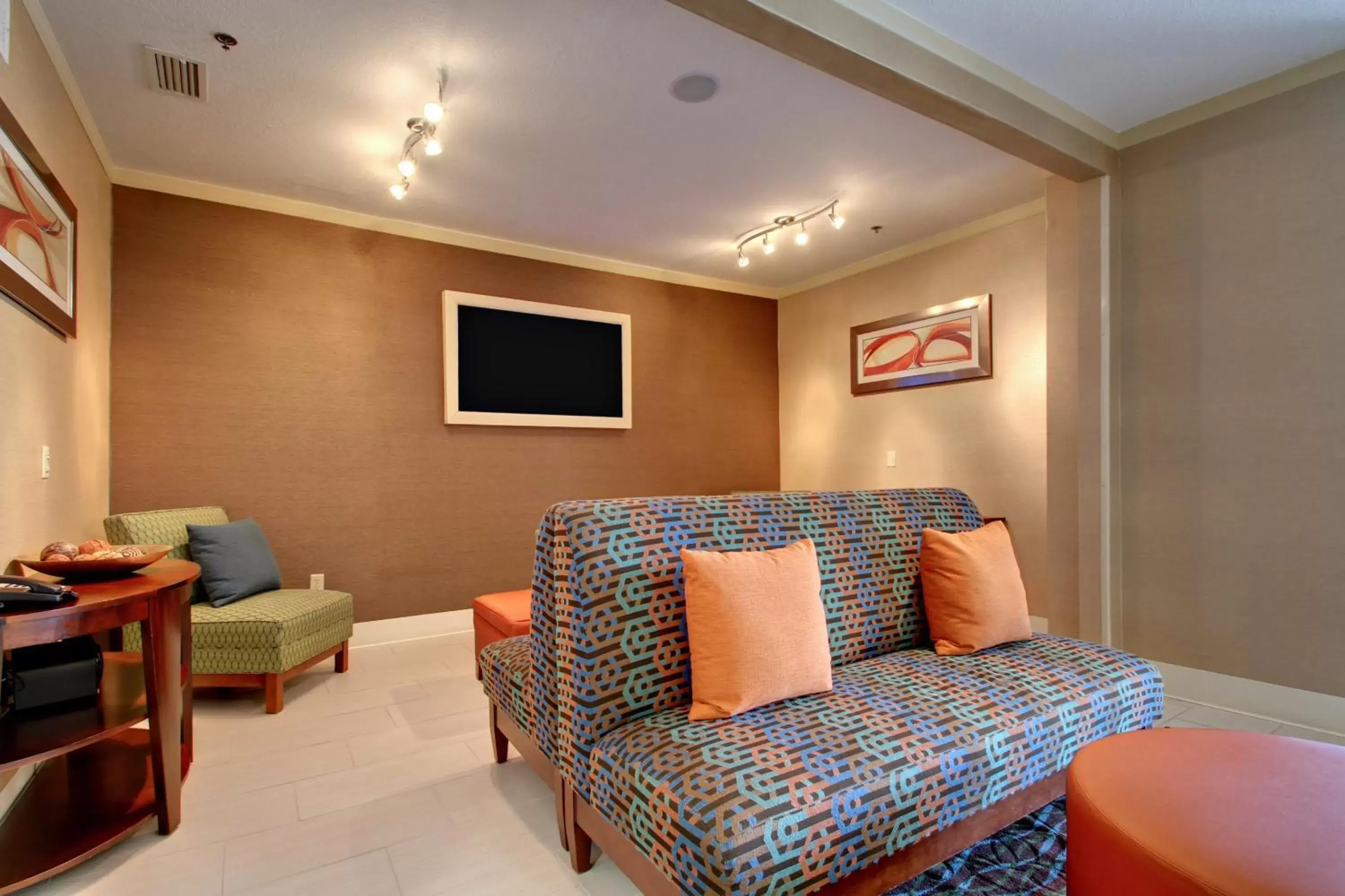 Property building, Seating Area in Holiday Inn Express & Suites Jacksonville South - I-295, an IHG Hotel