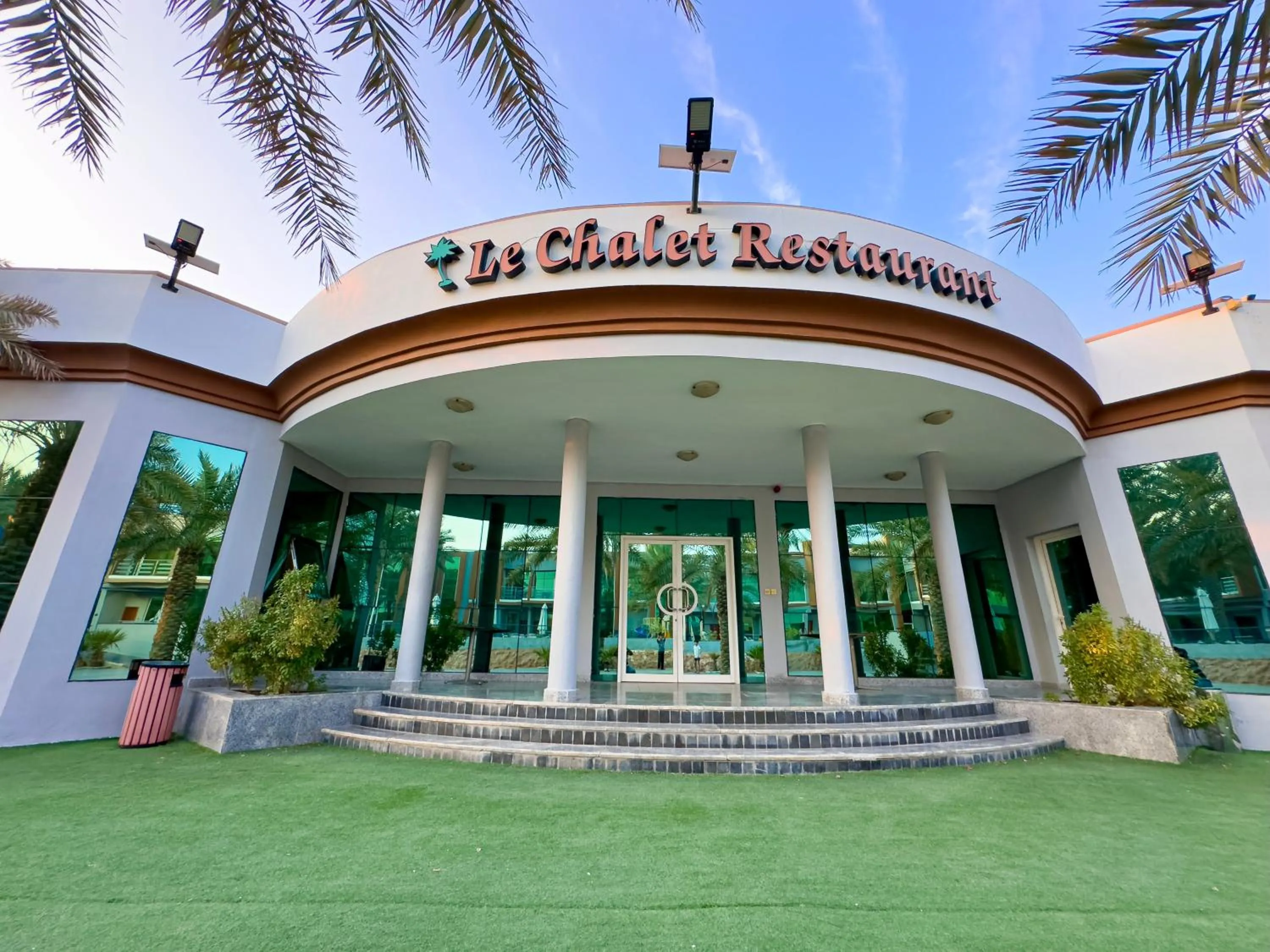 Restaurant/places to eat in Royal Residence Hotel Apartments