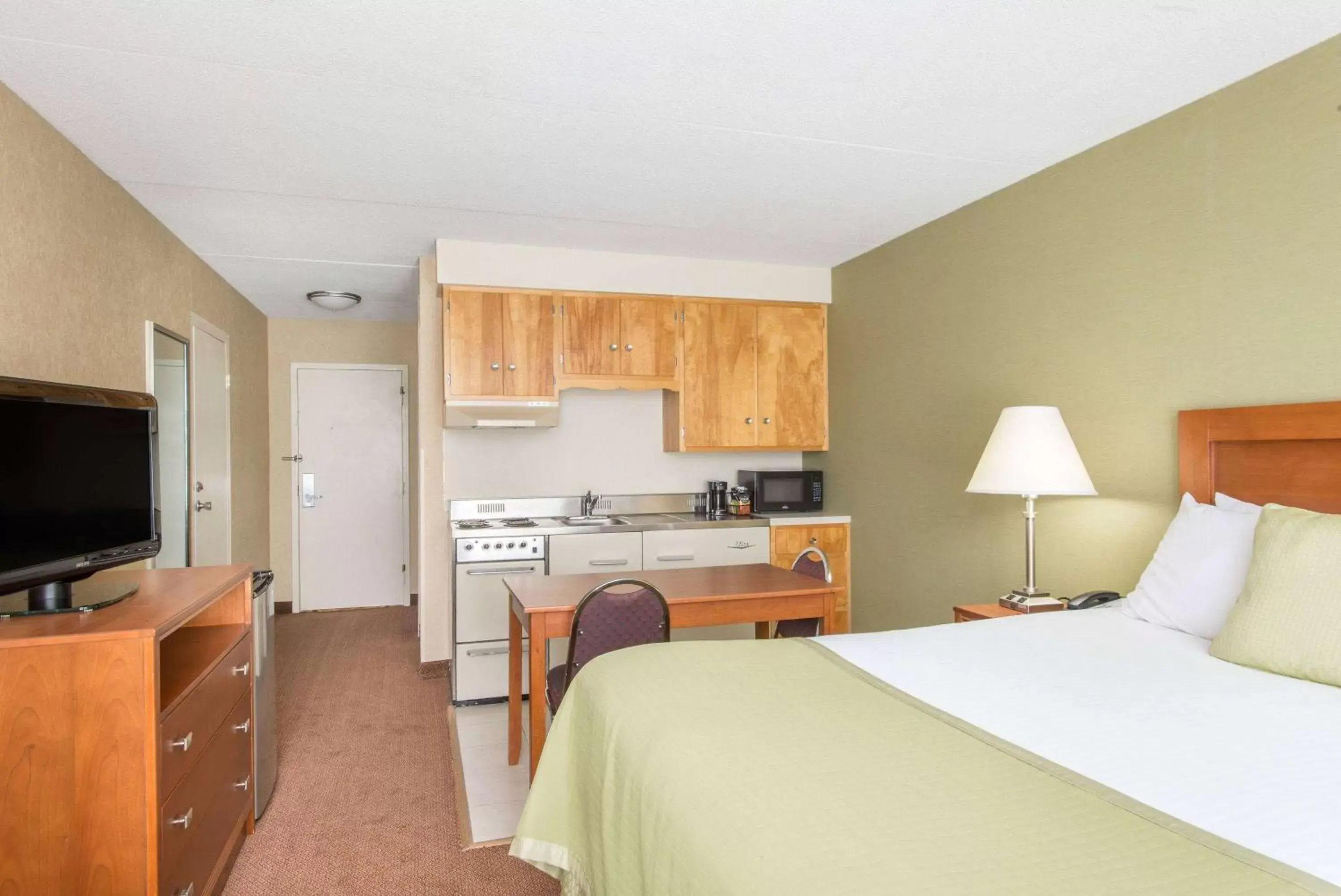 Photo of the whole room, Kitchen/Kitchenette in Ramada by Wyndham Ellsworth - Bar Harbor