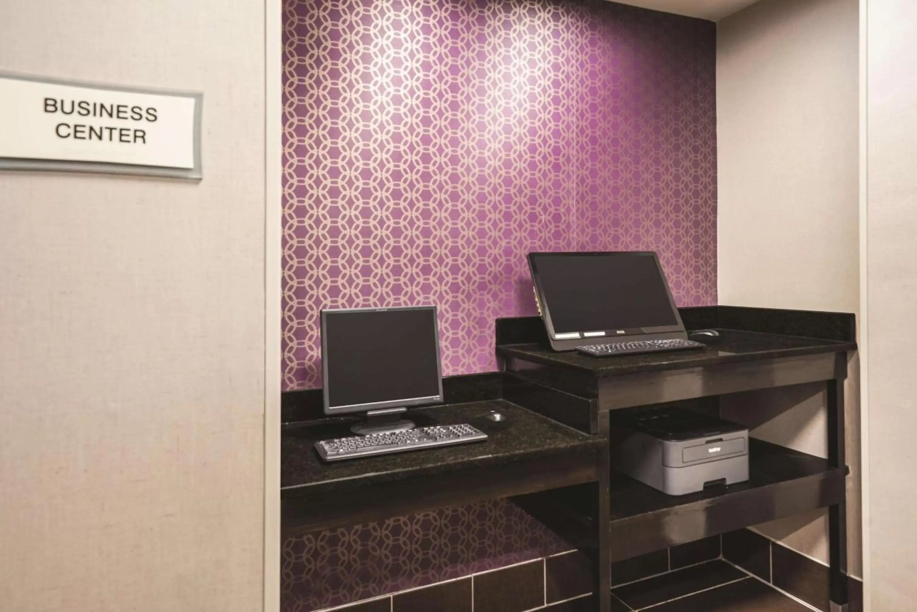 On site, Business Area/Conference Room in La Quinta Inn & Suites by Wyndham Louisville East