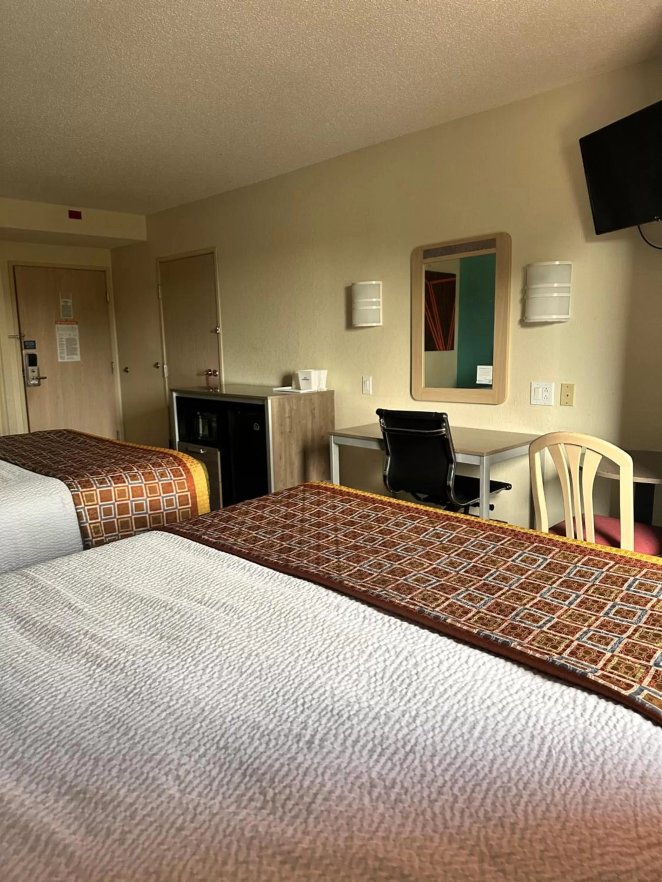 Bed in Howard Johnson by Wyndham Clarksville Tennessee