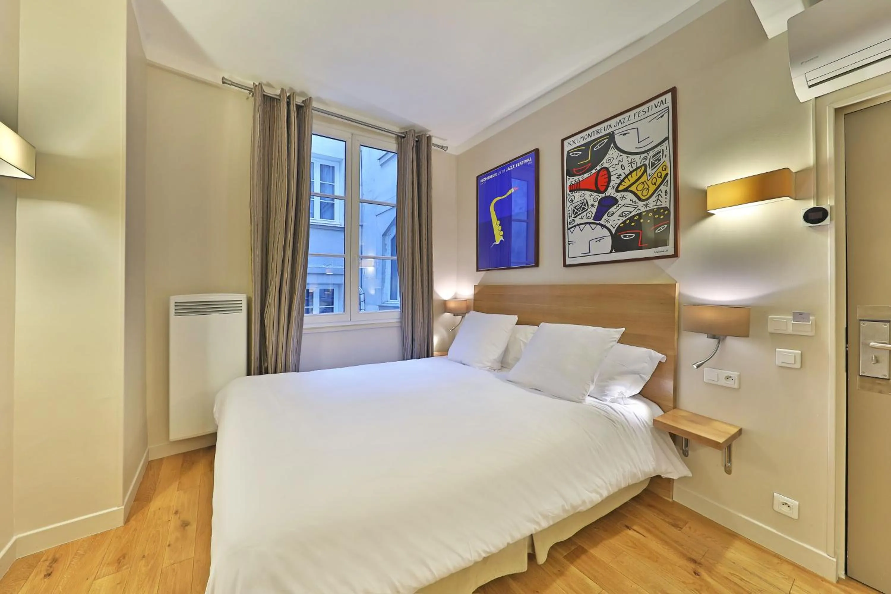 Bed in Hôtel Louvre Richelieu