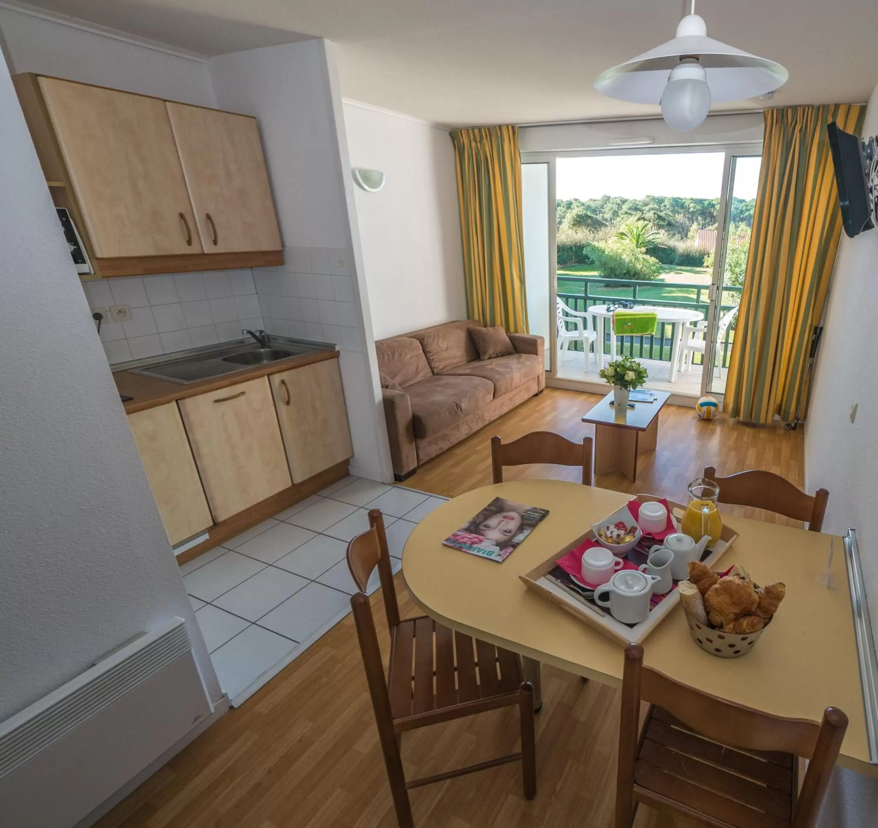 Kitchen or kitchenette, Dining Area in Résidence Mer & Golf Ilbarritz