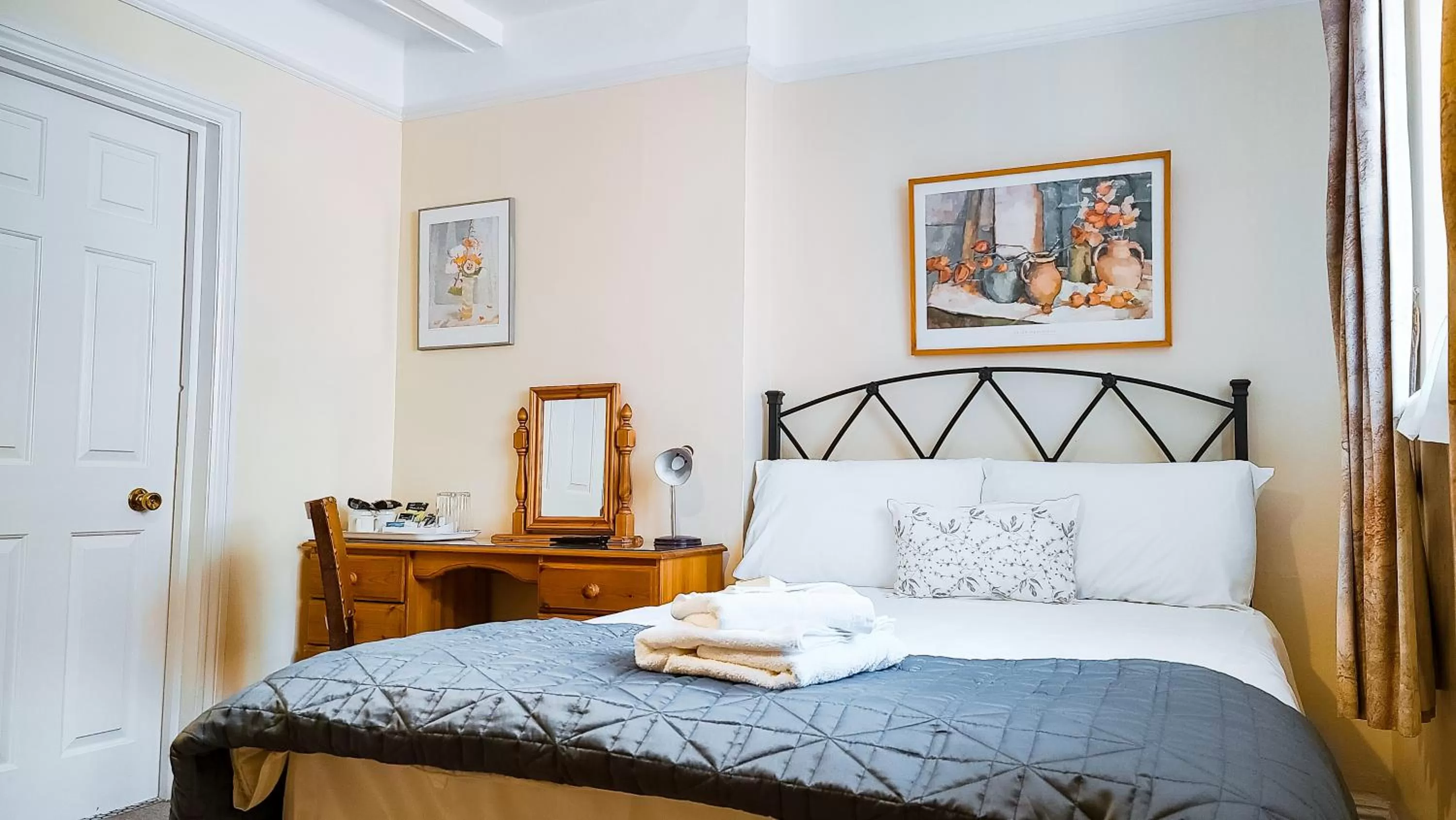 Bed in Pickwicks Guest House