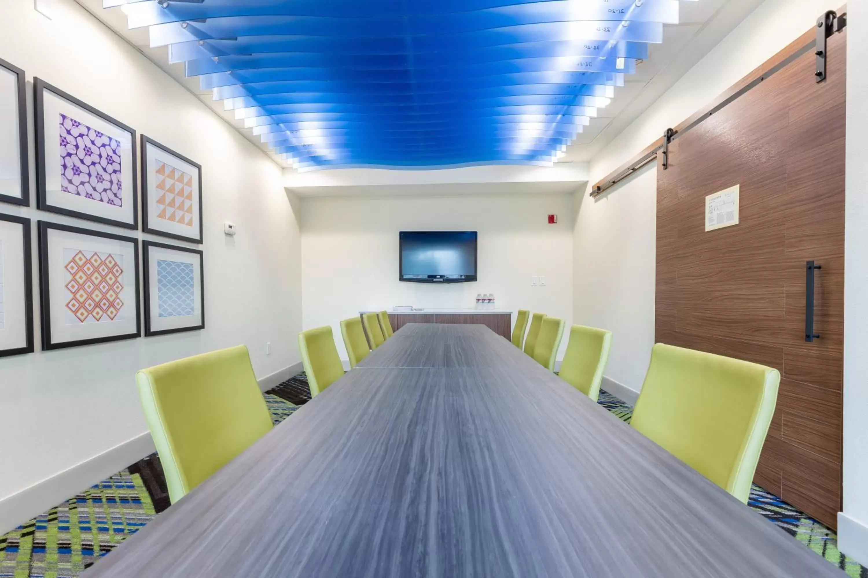 Meeting/conference room in Holiday Inn Express & Suites Arlington North – Stadium Area, an IHG Hotel