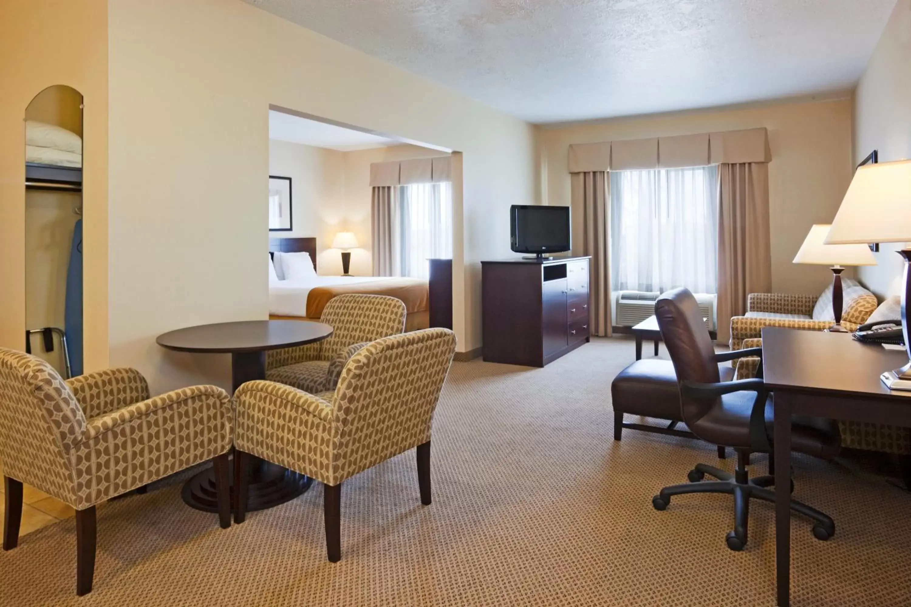 Photo of the whole room, Seating Area in Holiday Inn Express Hotel & Suites Sioux Falls-Brandon, an IHG Hotel