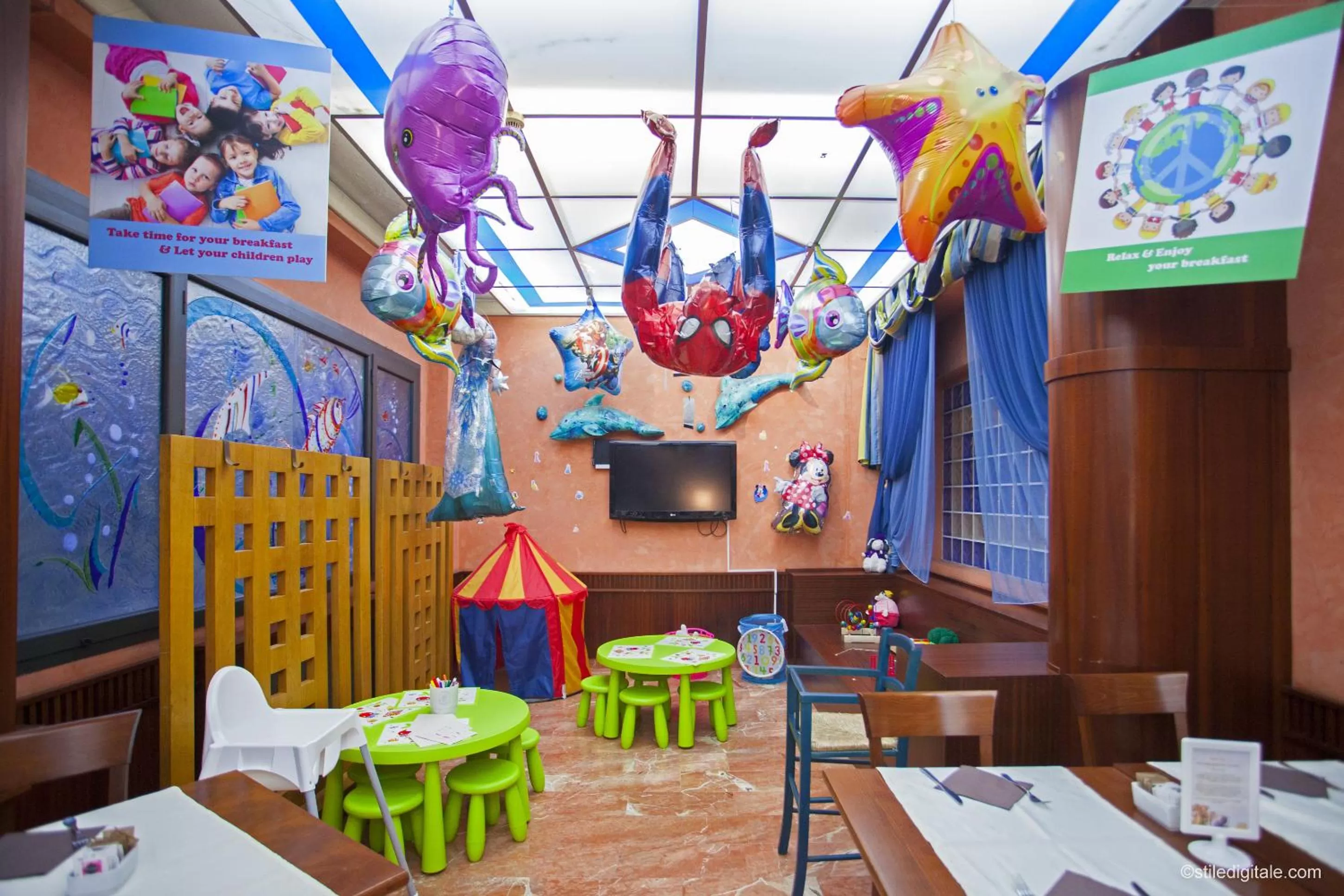 Communal lounge/ TV room in Hotel La Pace