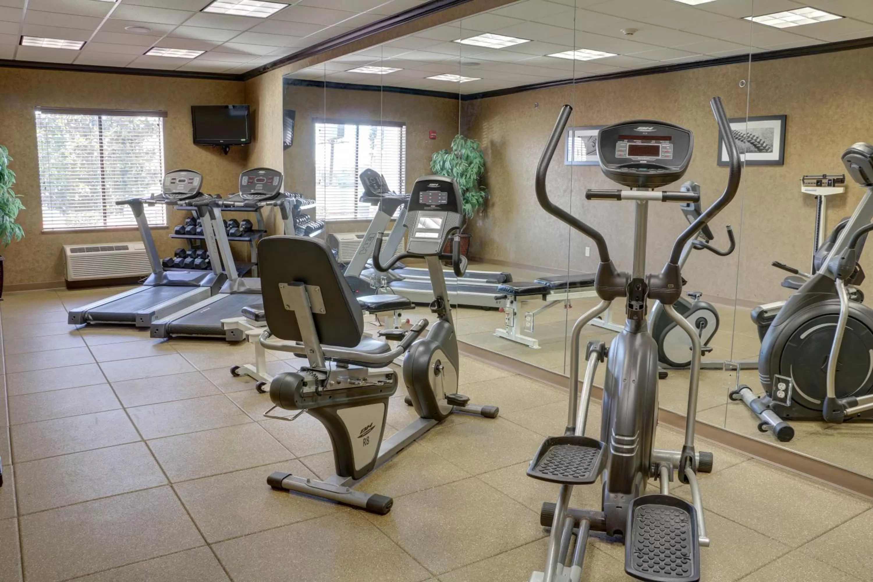 Fitness centre/facilities in Holiday Inn Express Hotel & Suites Texarkana East by IHG