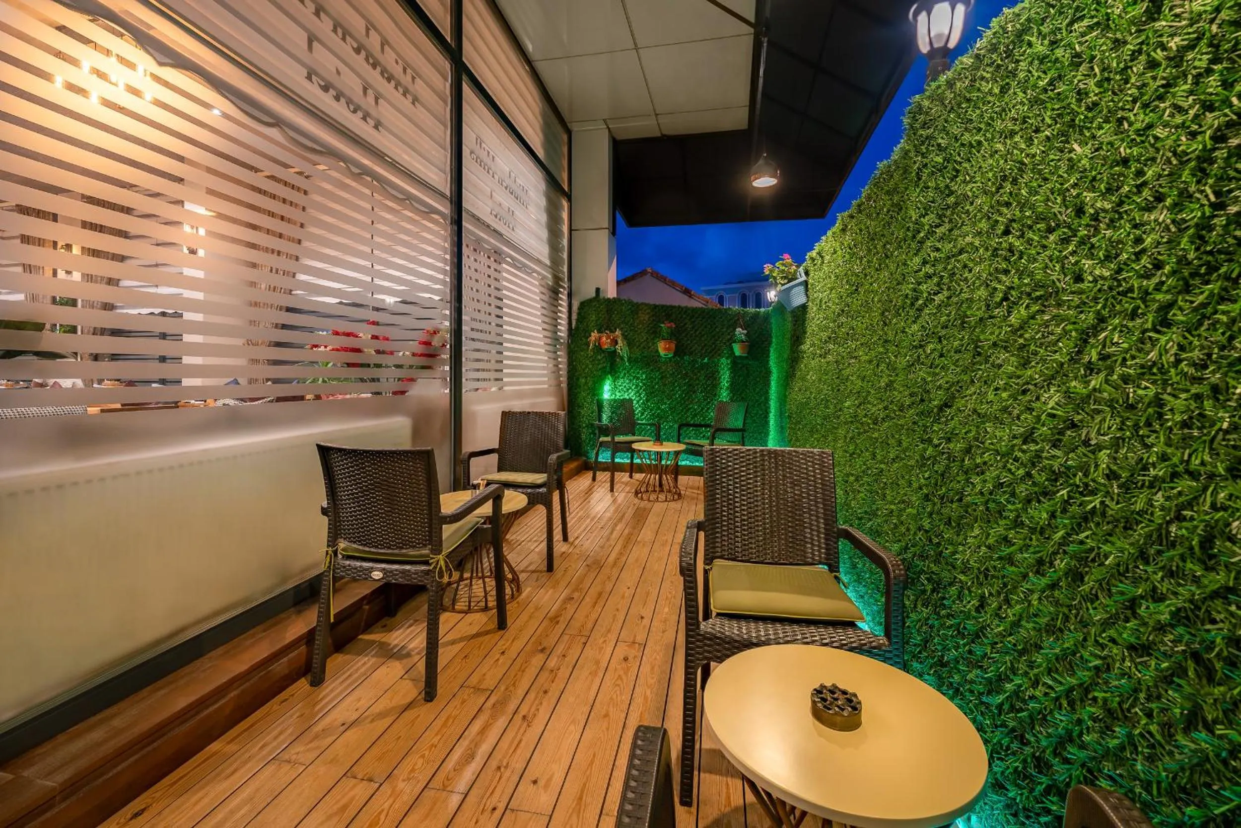 Garden in Best Western Premier Hidden Hills Hotel