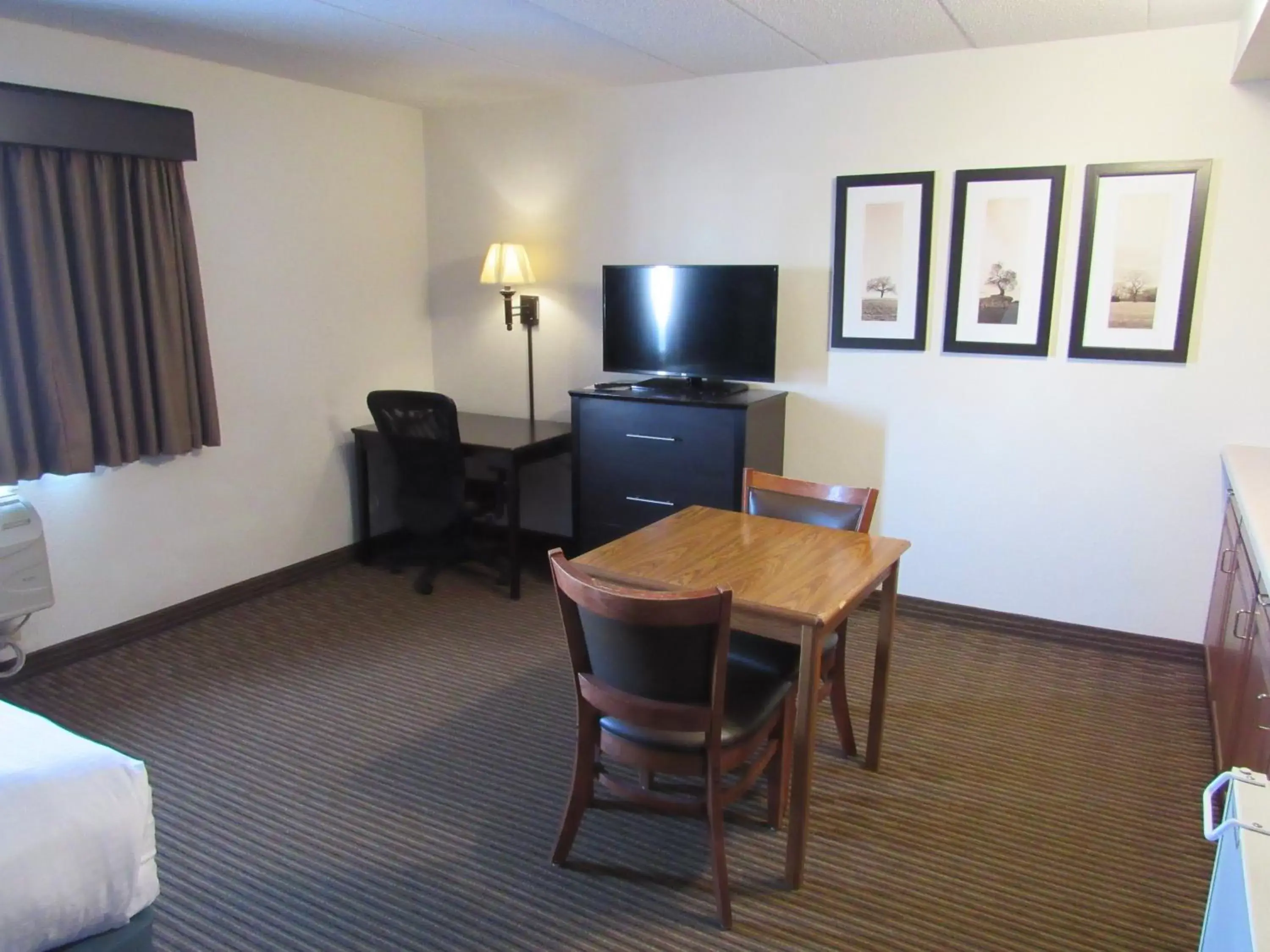 Communal lounge/ TV room in AmericInn by Wyndham Menominee