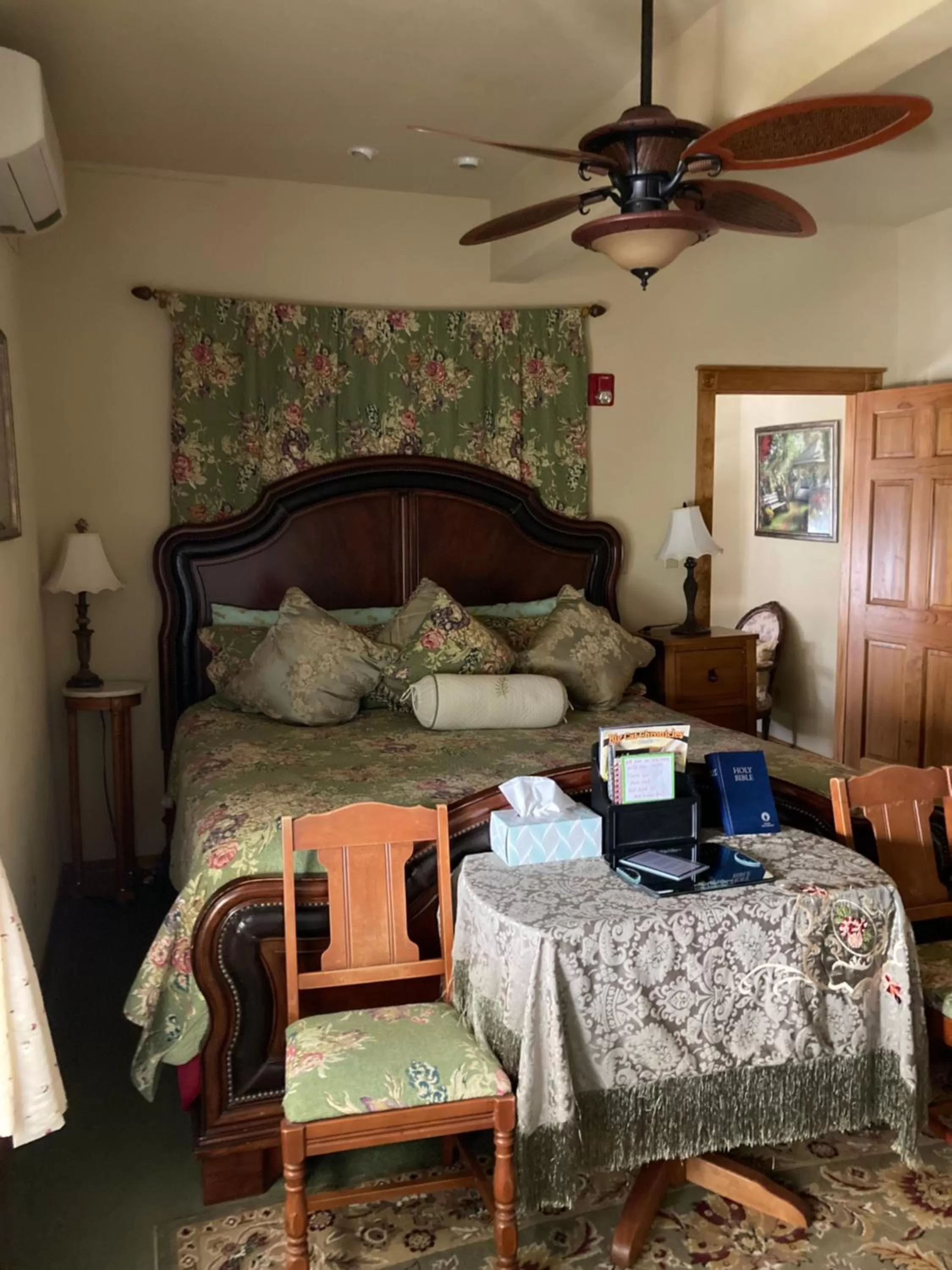 Bed in All Seasons Inn