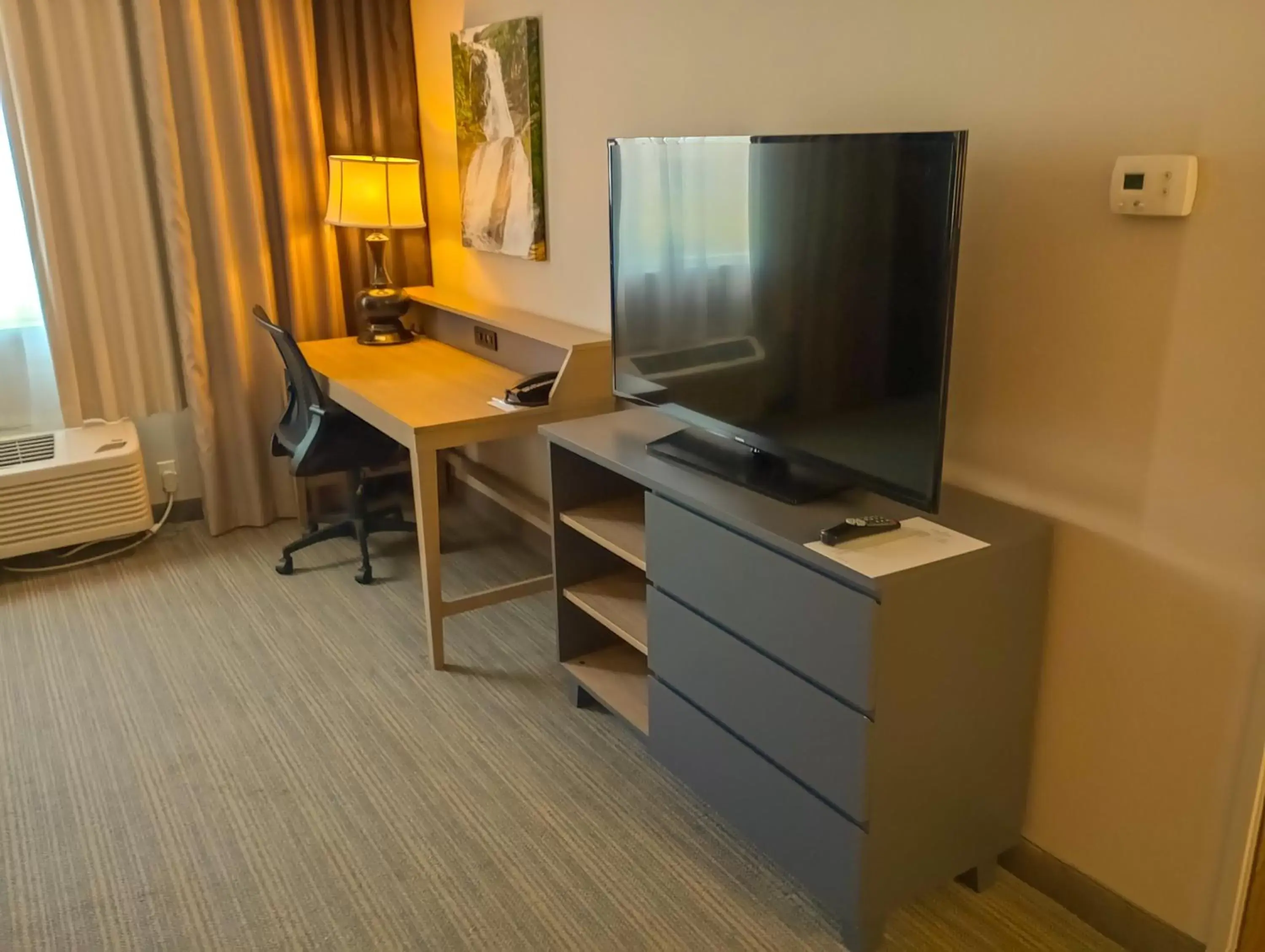 TV and multimedia, TV/Entertainment Center in Country Inn & Suites by Radisson, Portland International Airport, OR