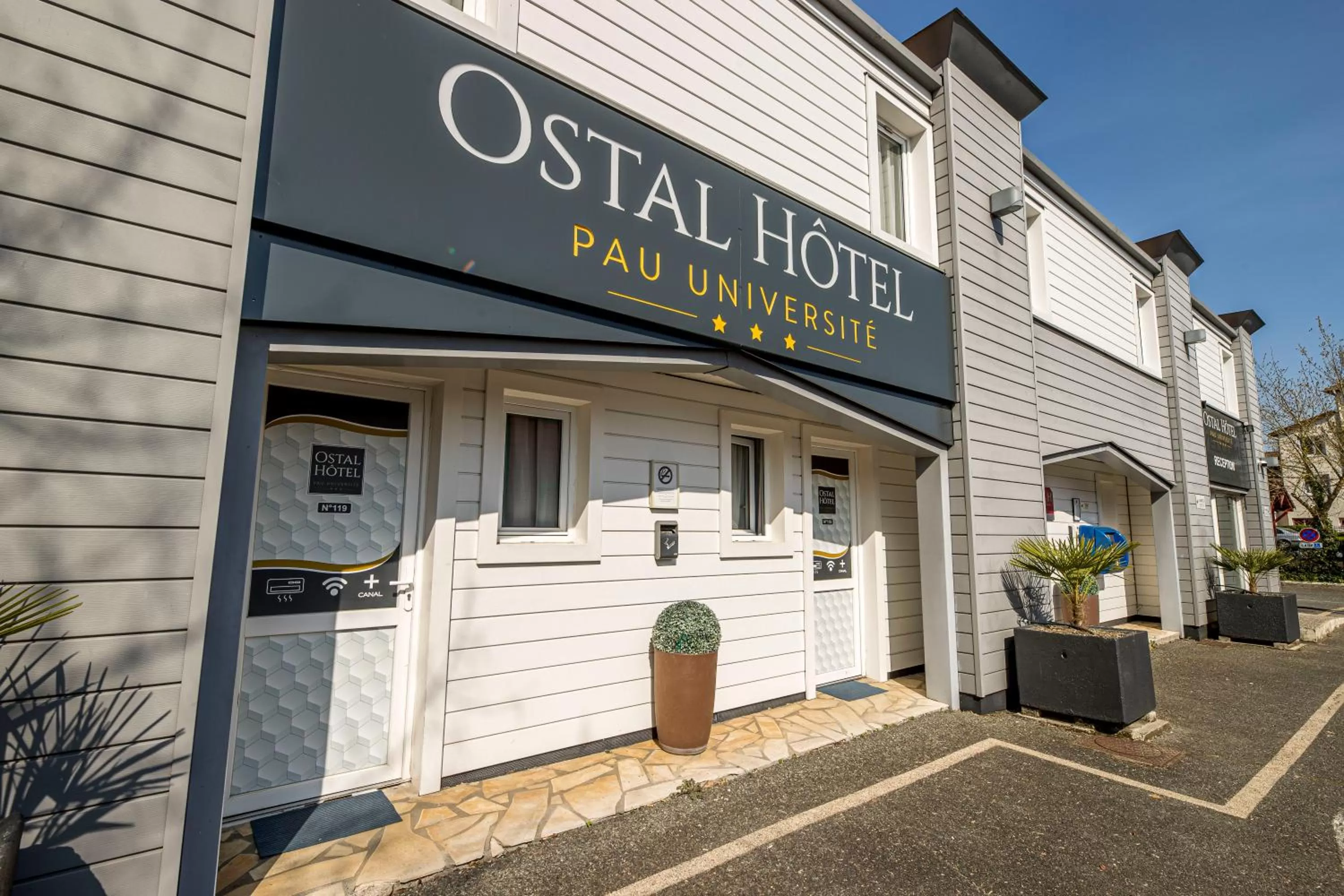Property building in Ostal Pau Universite - Sure Hotel Collection by Best Western