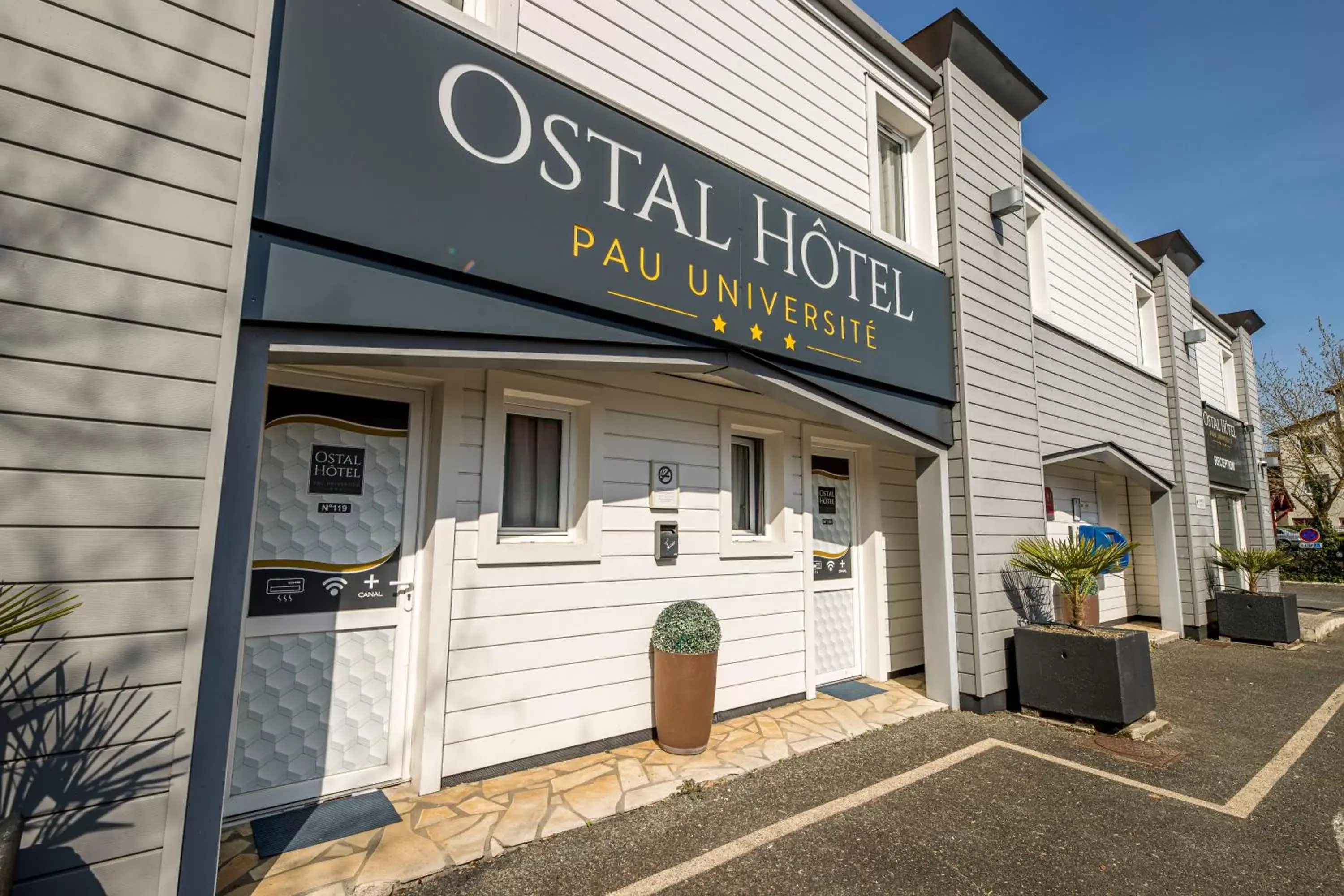 Property building in Ostal Hotel Pau Universite