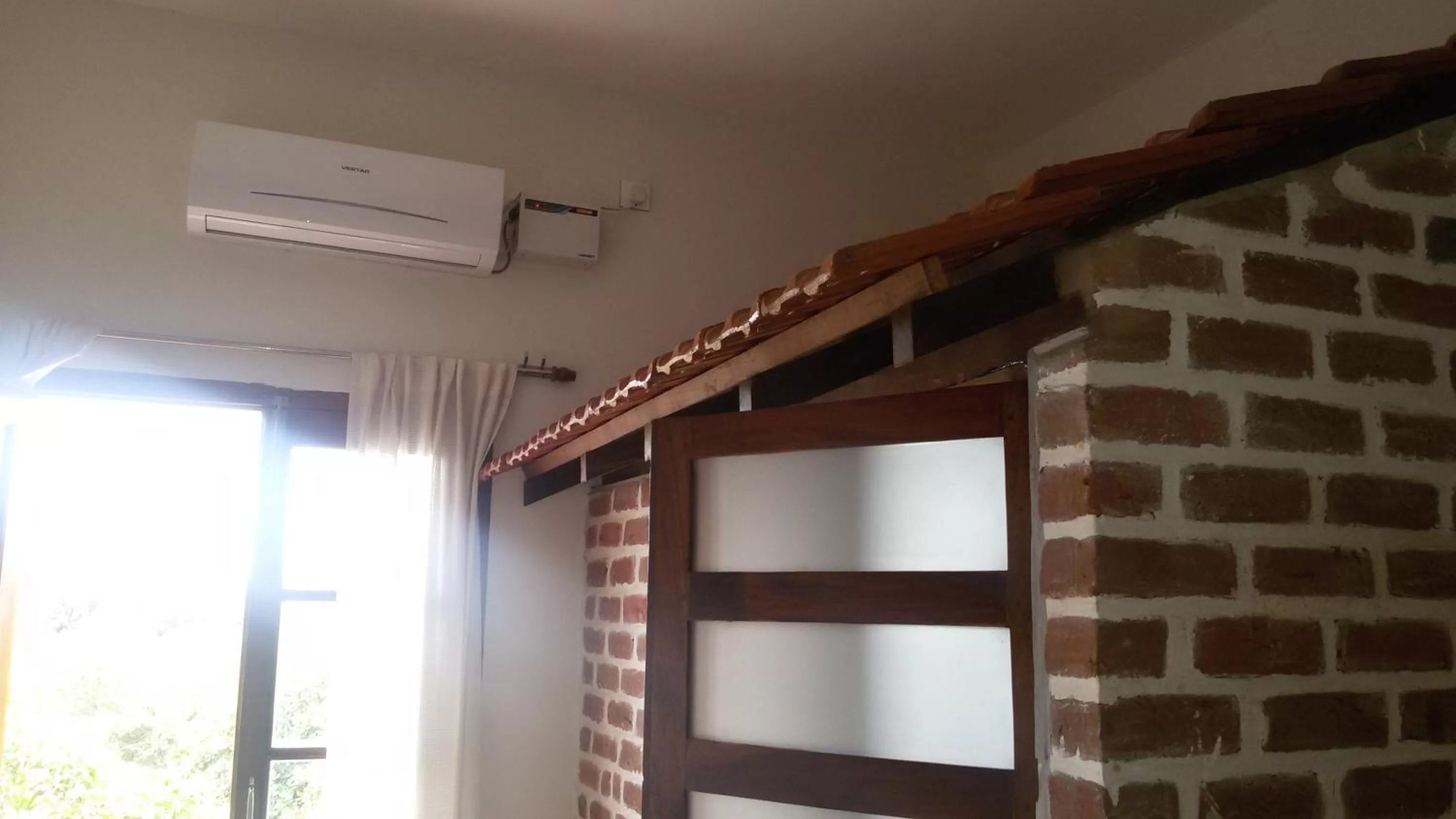 air conditioner, TV/Entertainment Center in Green's Guest House