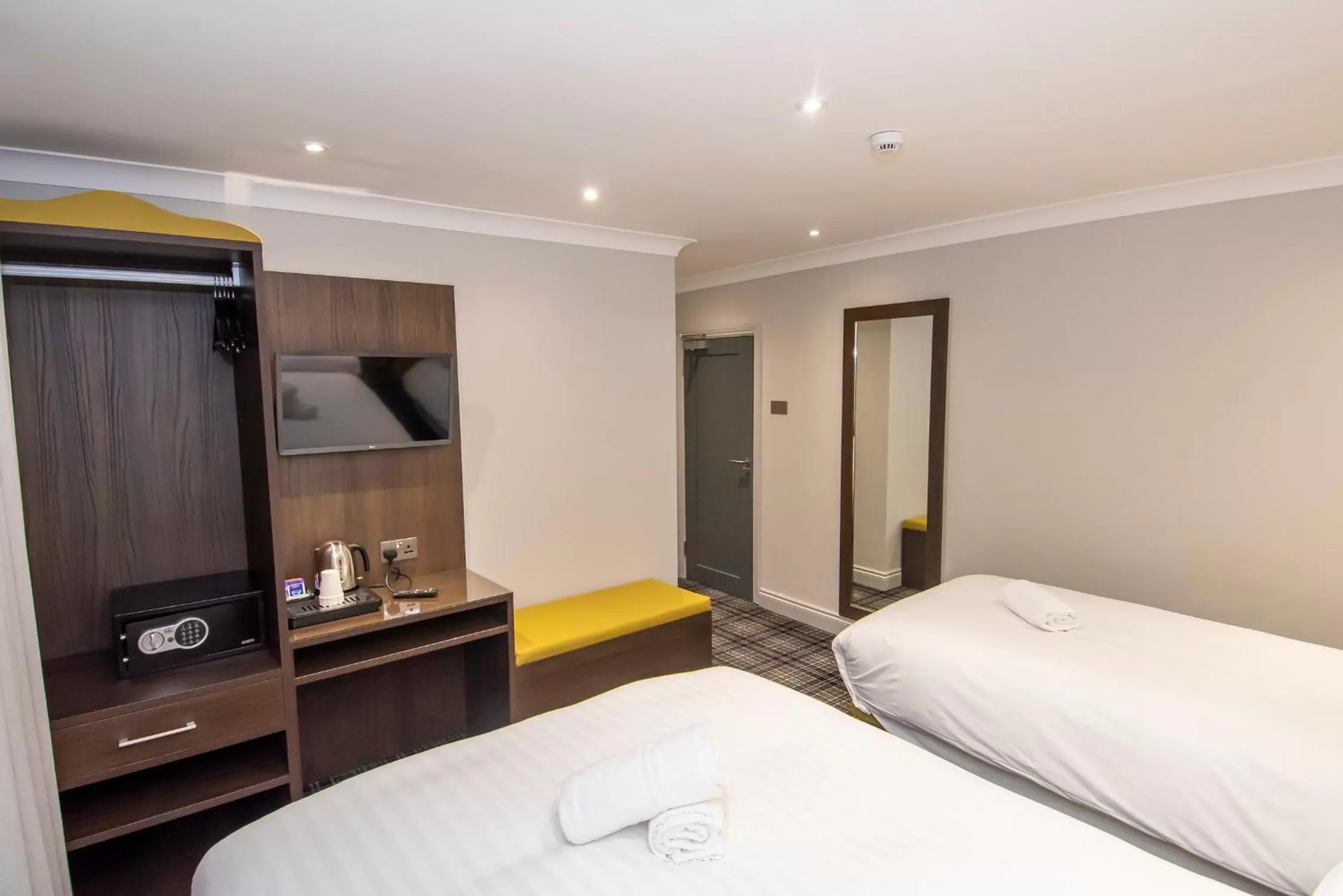 Coffee/tea facilities, Bed in Howard Winchester Hotel