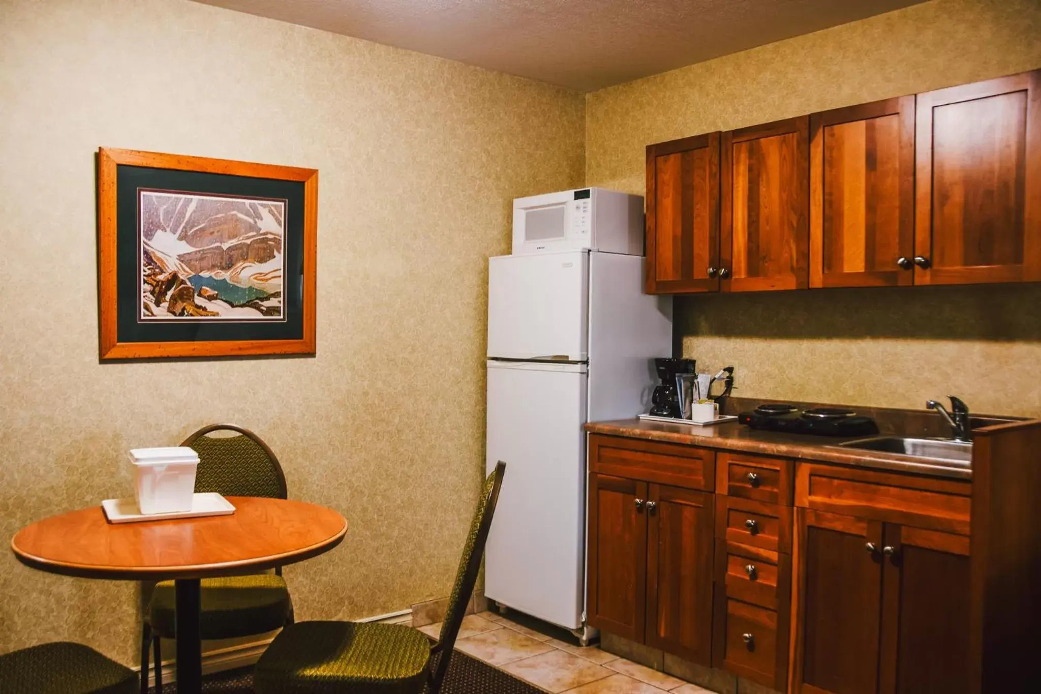 Kitchen or kitchenette, Kitchen/Kitchenette in Stony Plain Inn & Suites
