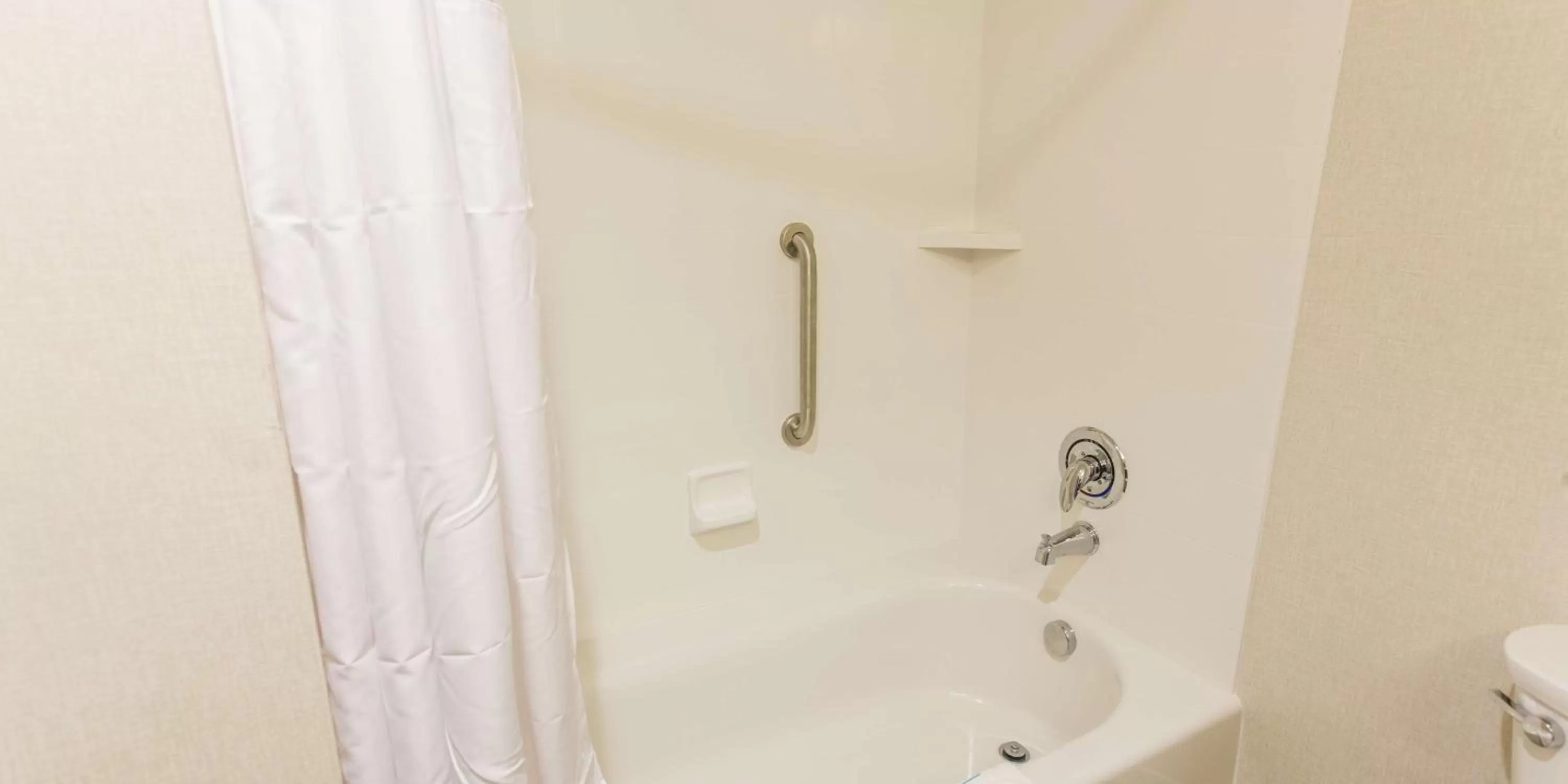 Bathroom in Hampton Inn & Suites Charlotte/Ballantyne, Nc