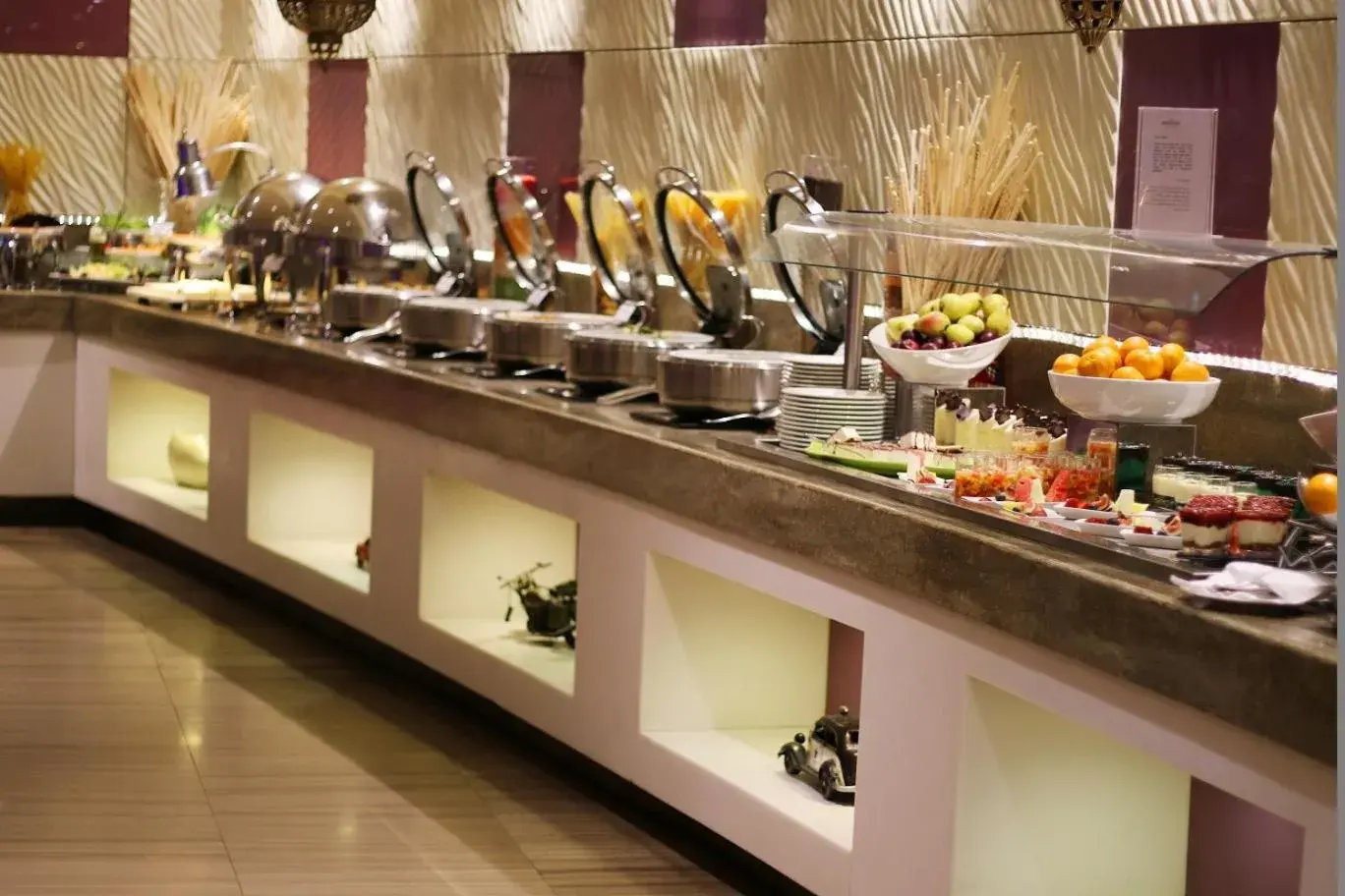 Restaurant/places to eat in Novotel Suites Riyadh Olaya